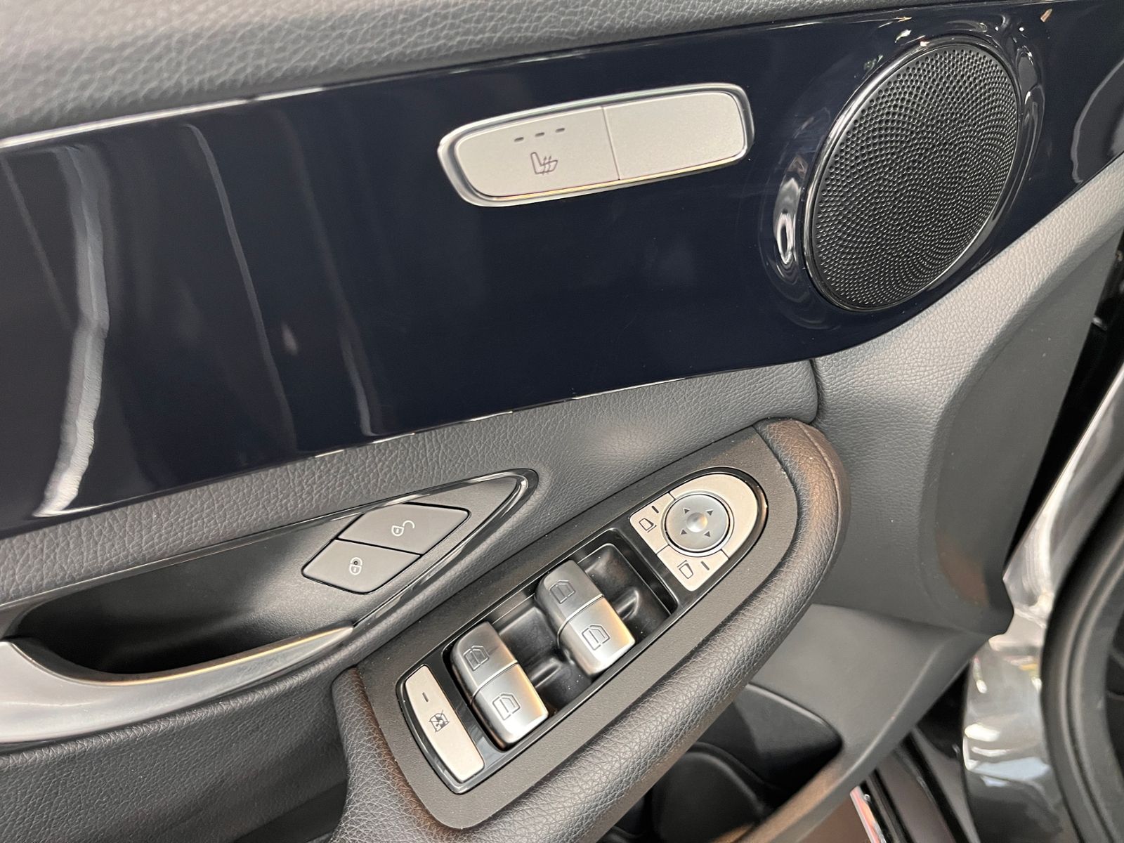 Fahrzeugabbildung Mercedes-Benz C 200 d T LEDER LED NAV SHZ PDC 18"
