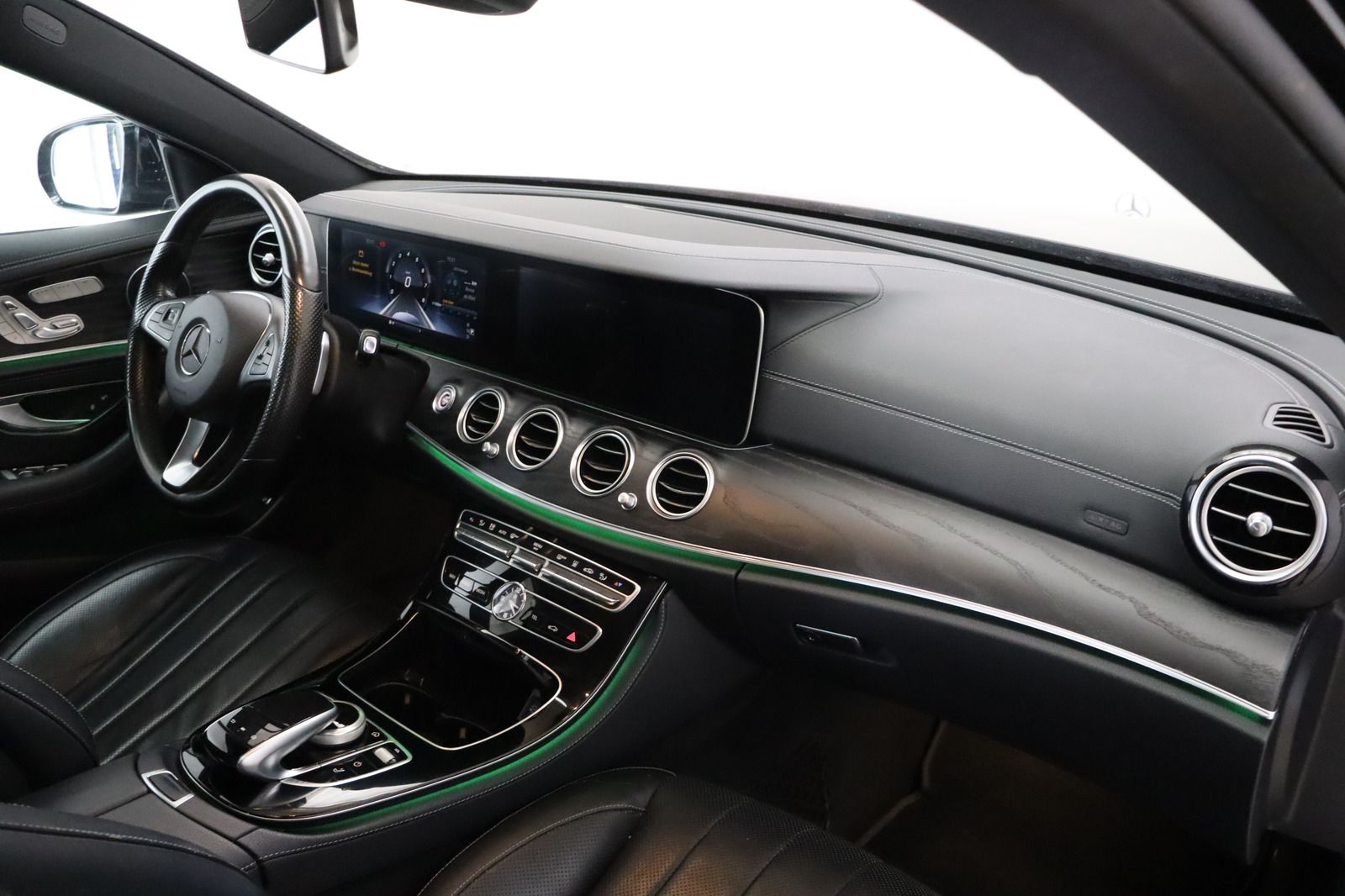 Fahrzeugabbildung Mercedes-Benz E 400 T 4Matic * Airmatic * STHZ * Memory AVANTG