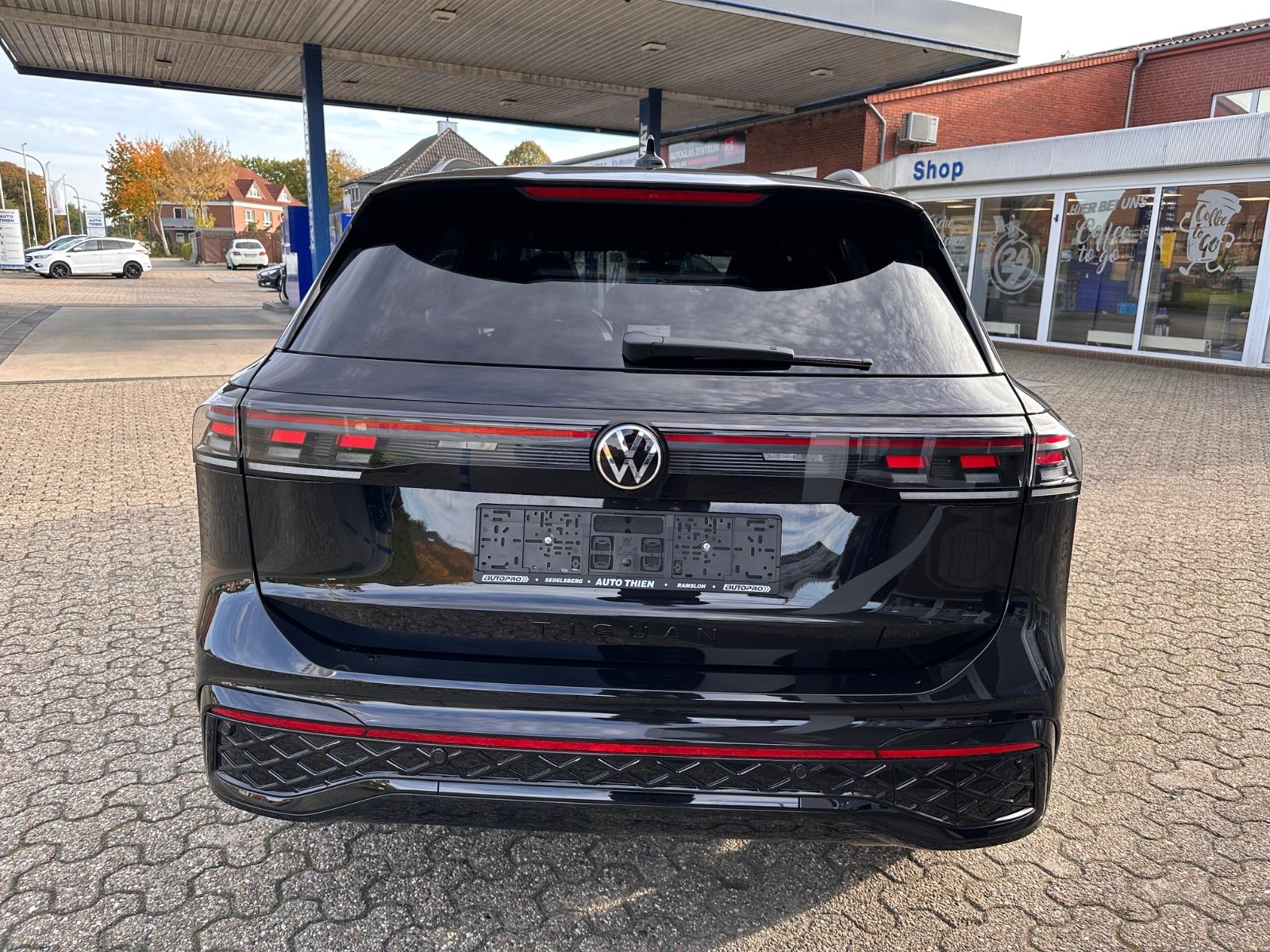 Fahrzeugabbildung Volkswagen Tiguan R-Line 2.0 TDI DSG Black/Pano/Matrix/AHK