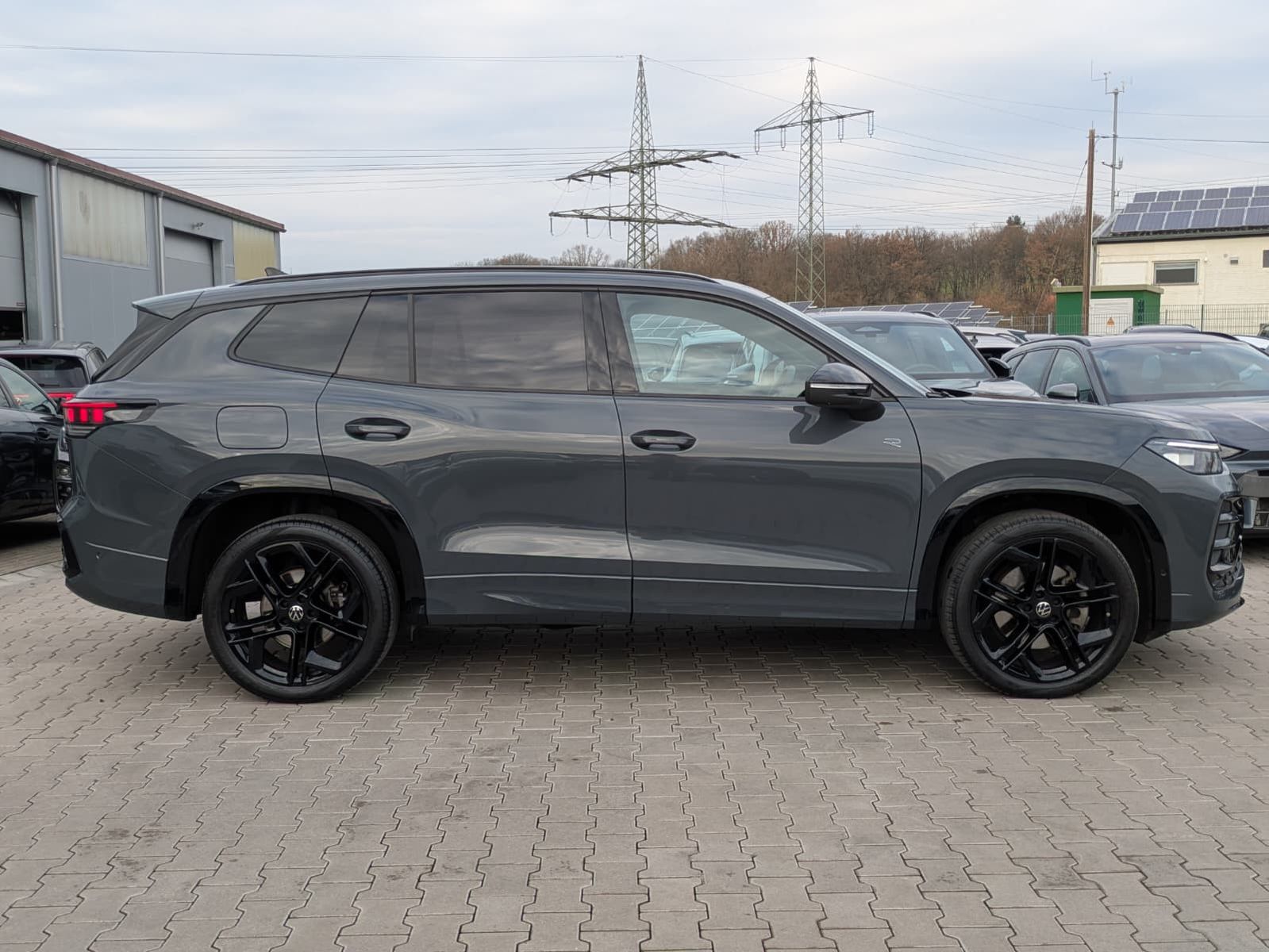 Fahrzeugabbildung Volkswagen Tayron 2.0 TDI 4M R-Line BLACK*7Si*MATRIX*PANO