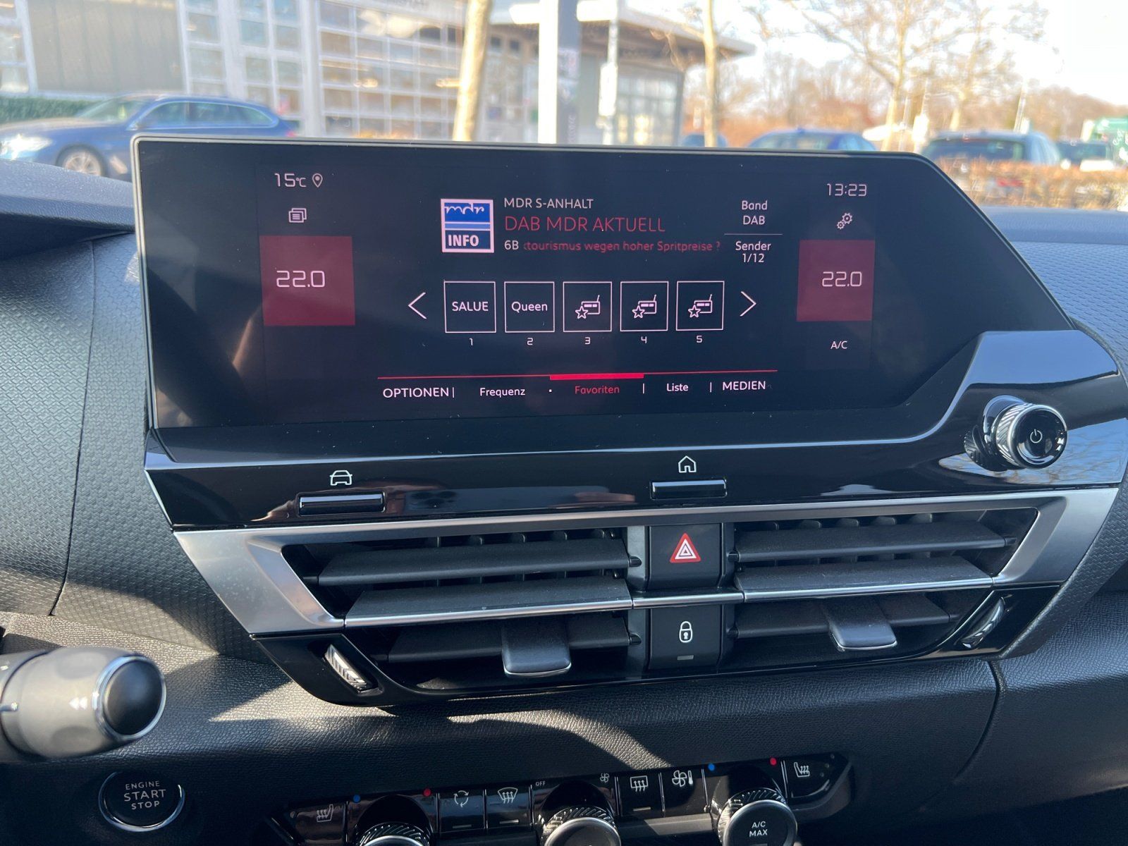 Fahrzeugabbildung Citroën C4 PureTech 130 Shine Kälte Paket Navi DAB Klima