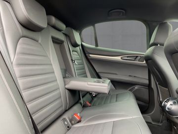 Alfa-Romeo Stelvio - 12