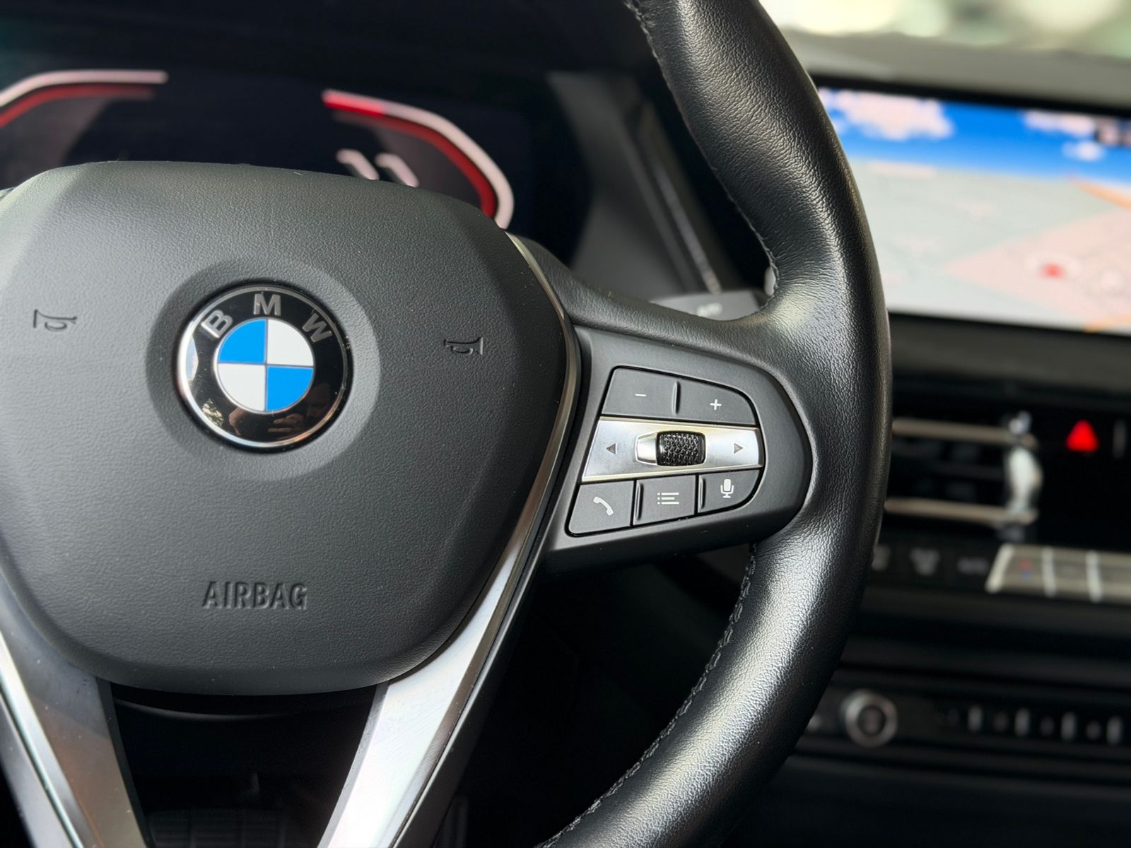 Fahrzeugabbildung BMW 218i Gran Coupe Luxury Line Shadow LED NAV SHZ