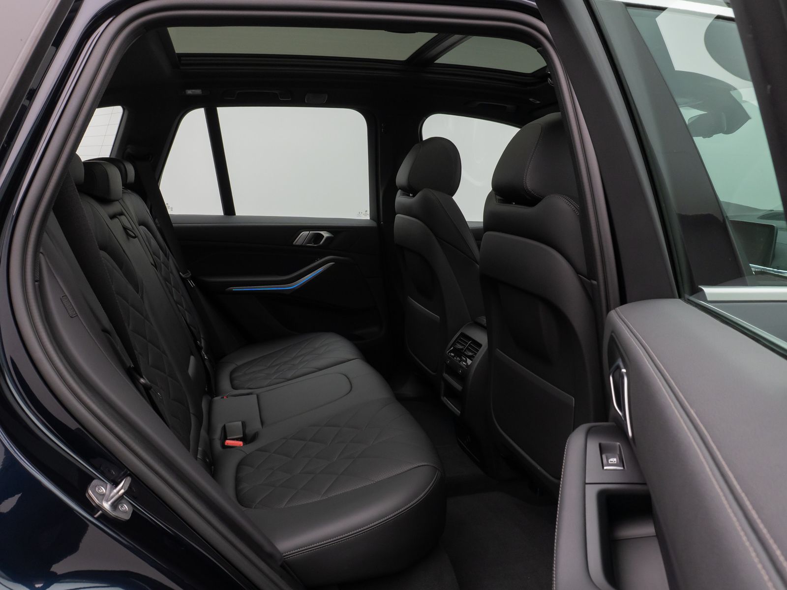 Fahrzeugabbildung BMW X5 xD45e M Sport Panorama HUD HiFi DisKey 22Zoll