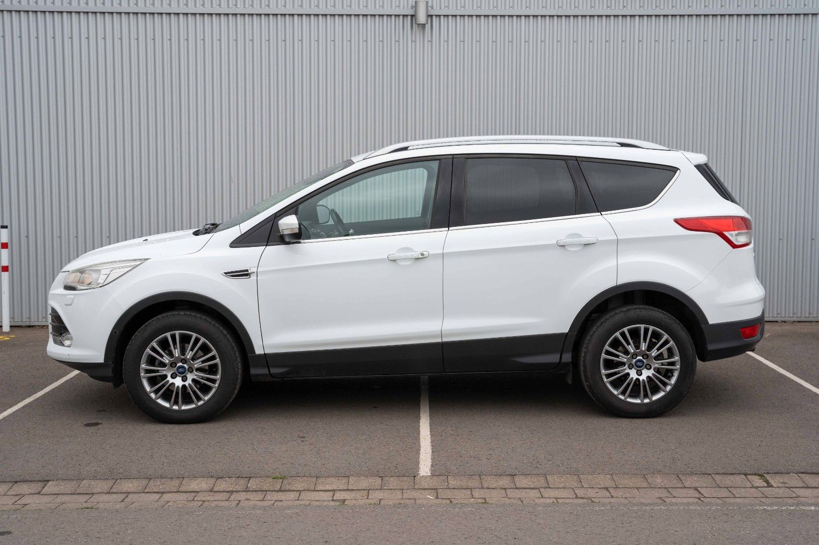 Fahrzeugabbildung Ford KUGA 1.6 TITANIUM TEL SHZ MFL AHK PARKLENK 1.HAN