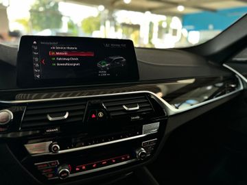 Fahrzeugabbildung BMW M550d xDr Pano HUD ACC DAB H/K Apple Carplay