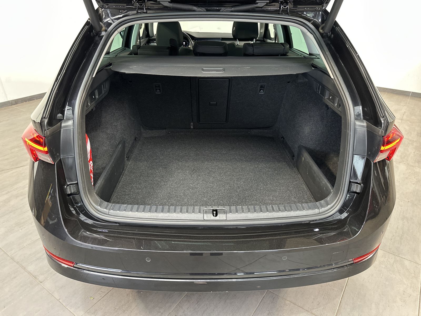 Fahrzeugabbildung SKODA Octavia Combi First Edition NAV+LED+PANO+LHZG+VC