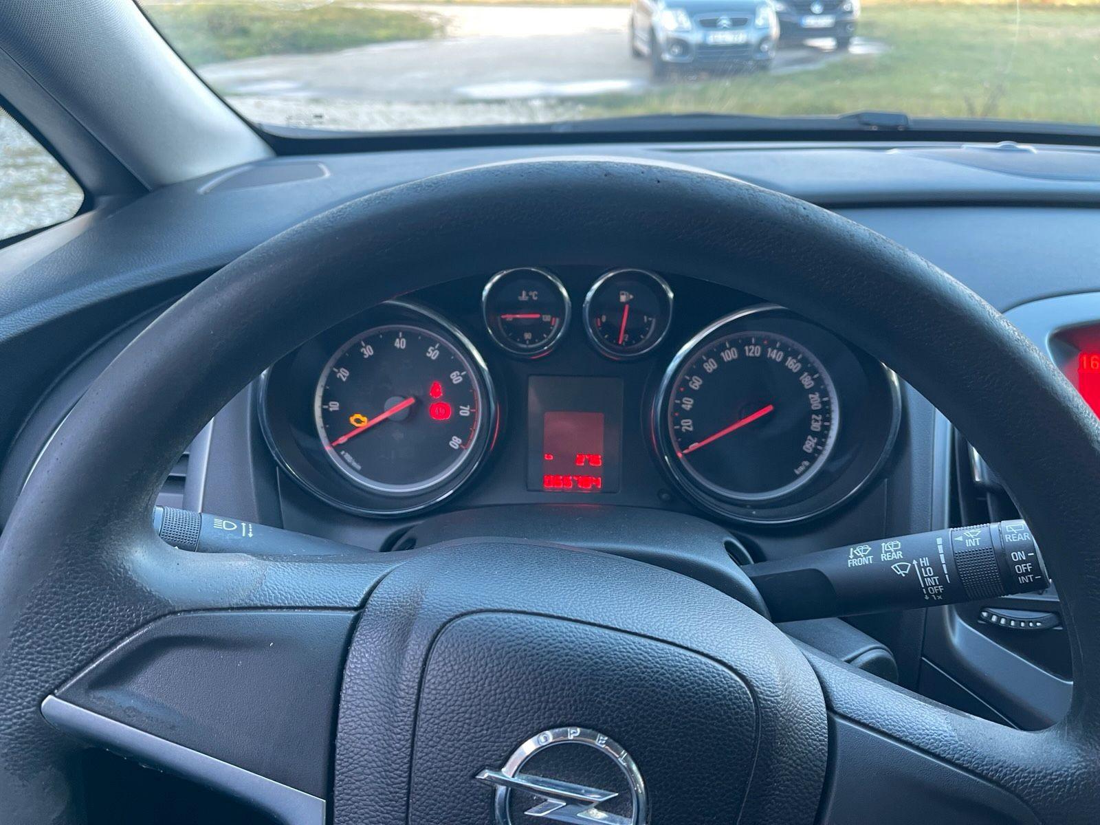 Opel Astra 2014 — photo 9