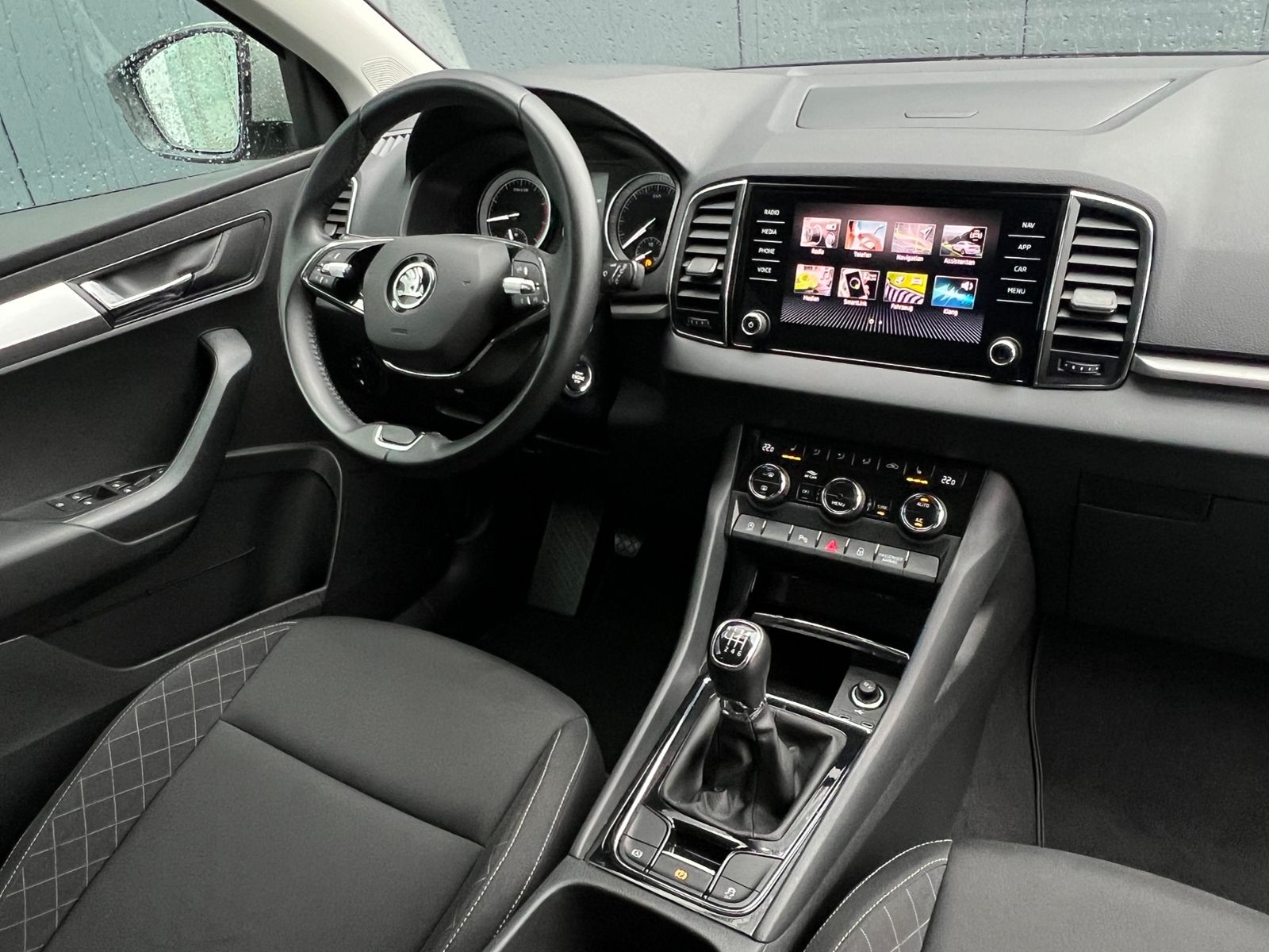 Fahrzeugabbildung SKODA Karoq Ambition 1.5 TSI *AHK, Climatronic, Sitzhz