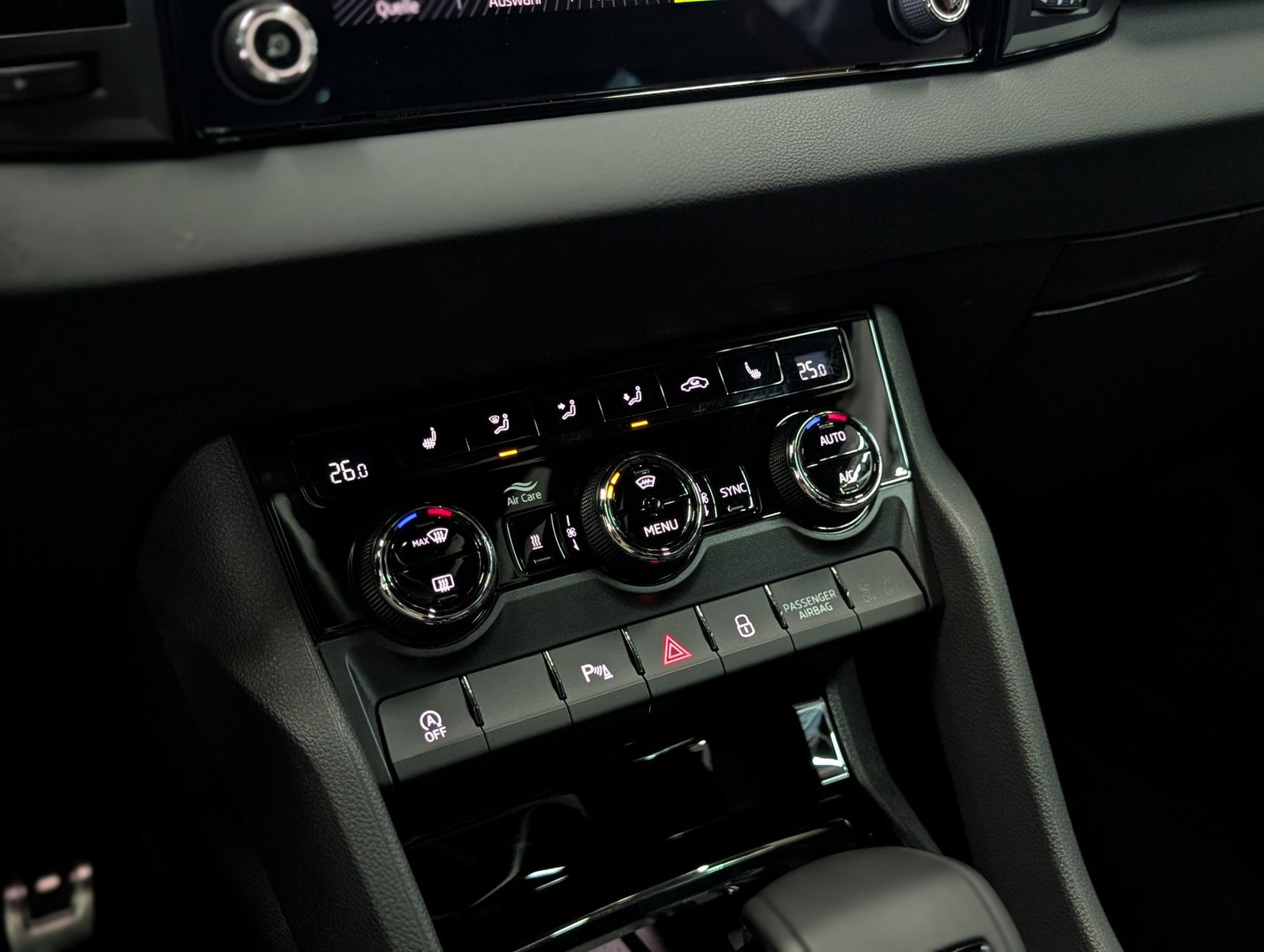 Fahrzeugabbildung SKODA Karoq Sportline 4x4 2.0 TSI PANO AHK StHz VOLL