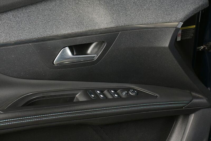 Peugeot 3008 1.2 PureTech Allure Pack LED Navi AHK