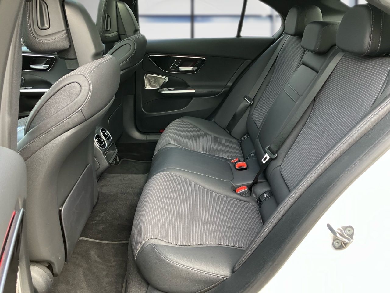 Fahrzeugabbildung Mercedes-Benz C 400 e 4M Avantgarde Pano DigitalL Burmester 36