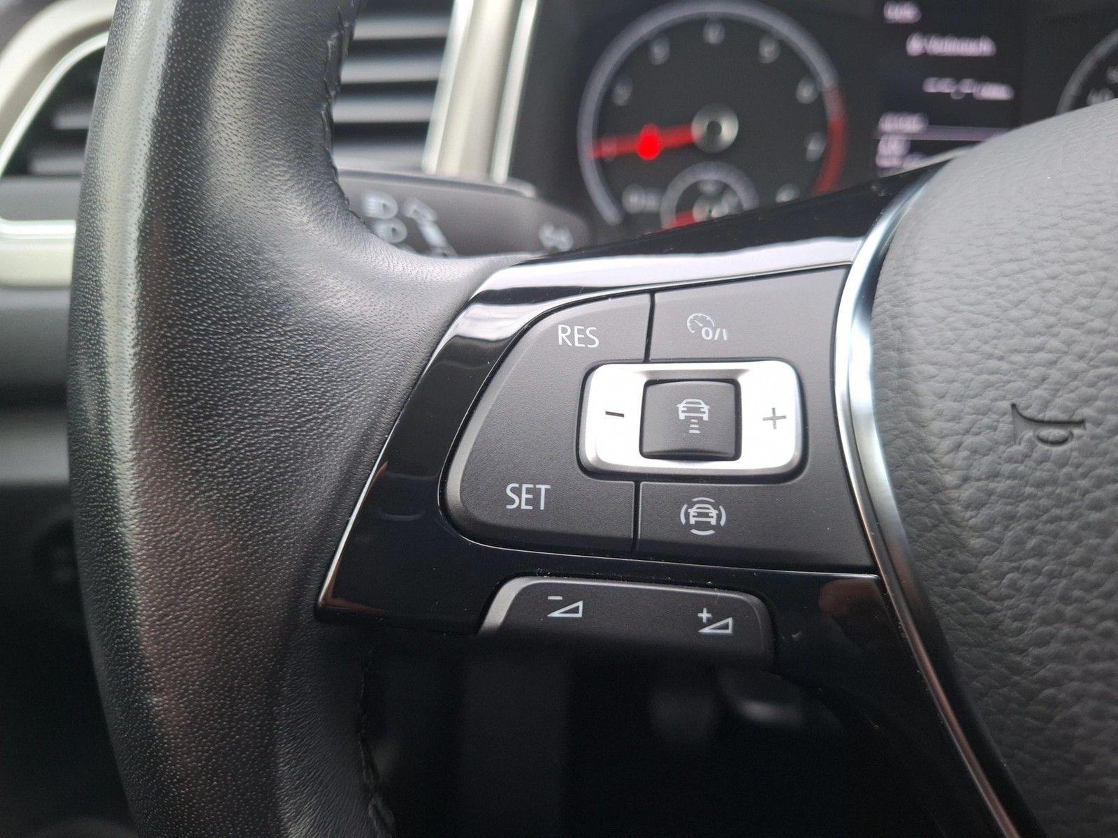 Fahrzeugabbildung Volkswagen T-Roc TSI Style LED AHK Navi AID ACC RFK SHZ