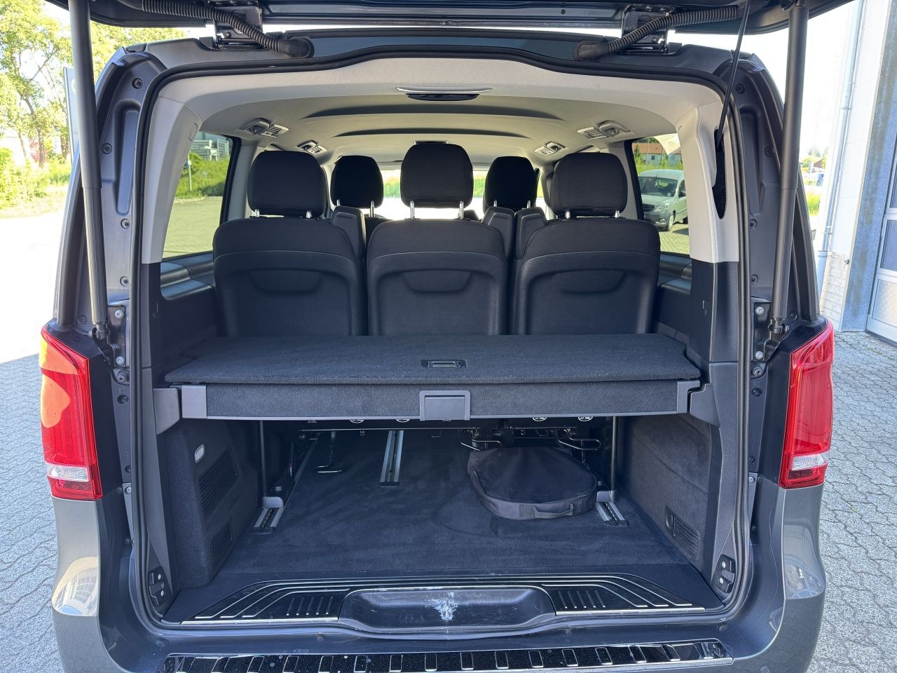 Fahrzeugabbildung Mercedes-Benz EQV 300 Lang Klima*LED*Tempomat*Heckträger*Navi