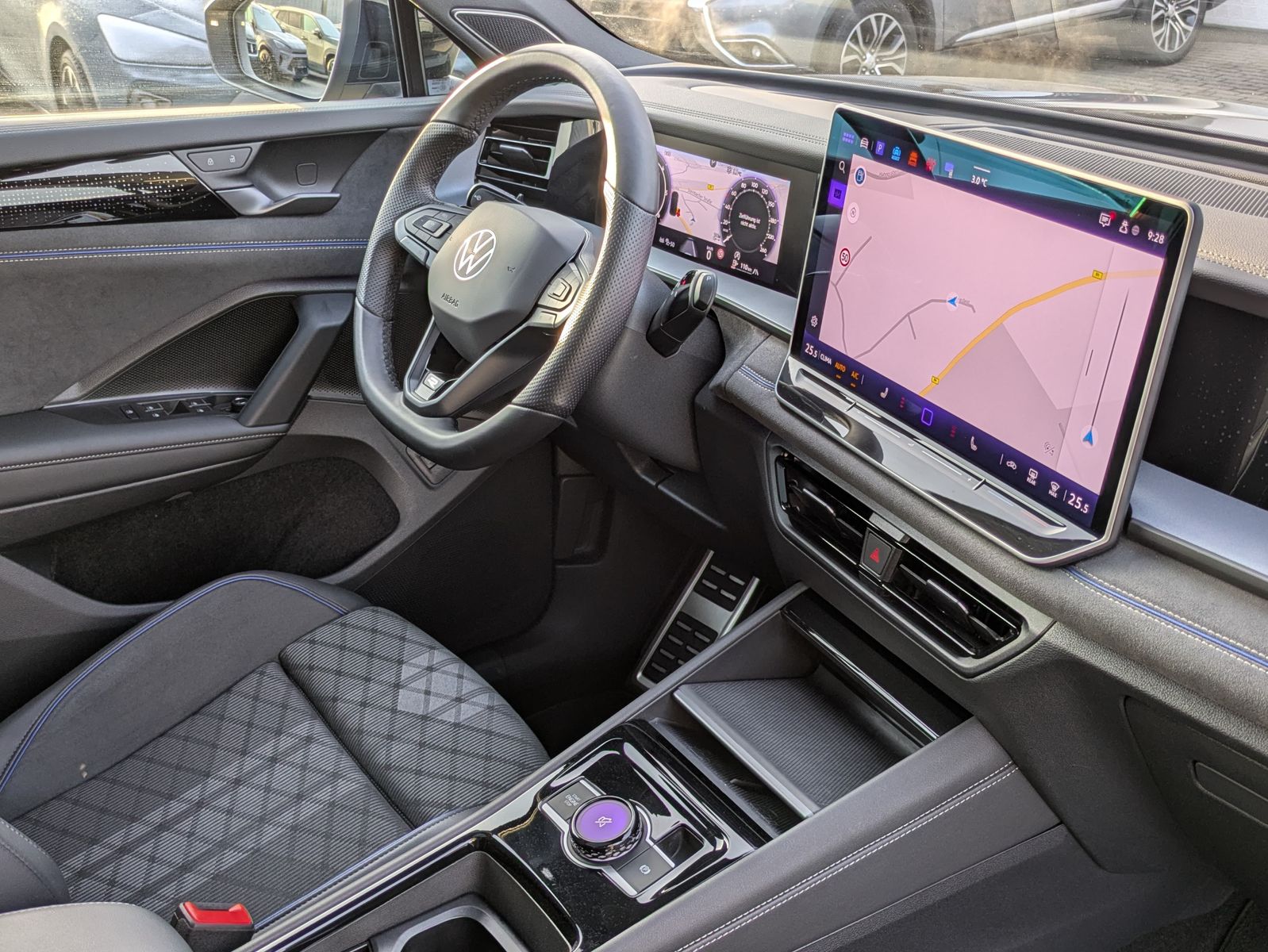 Fahrzeugabbildung Volkswagen Tayron 2.0 TDI 4M R-Line BLACK*7Si*MATRIX*PANO