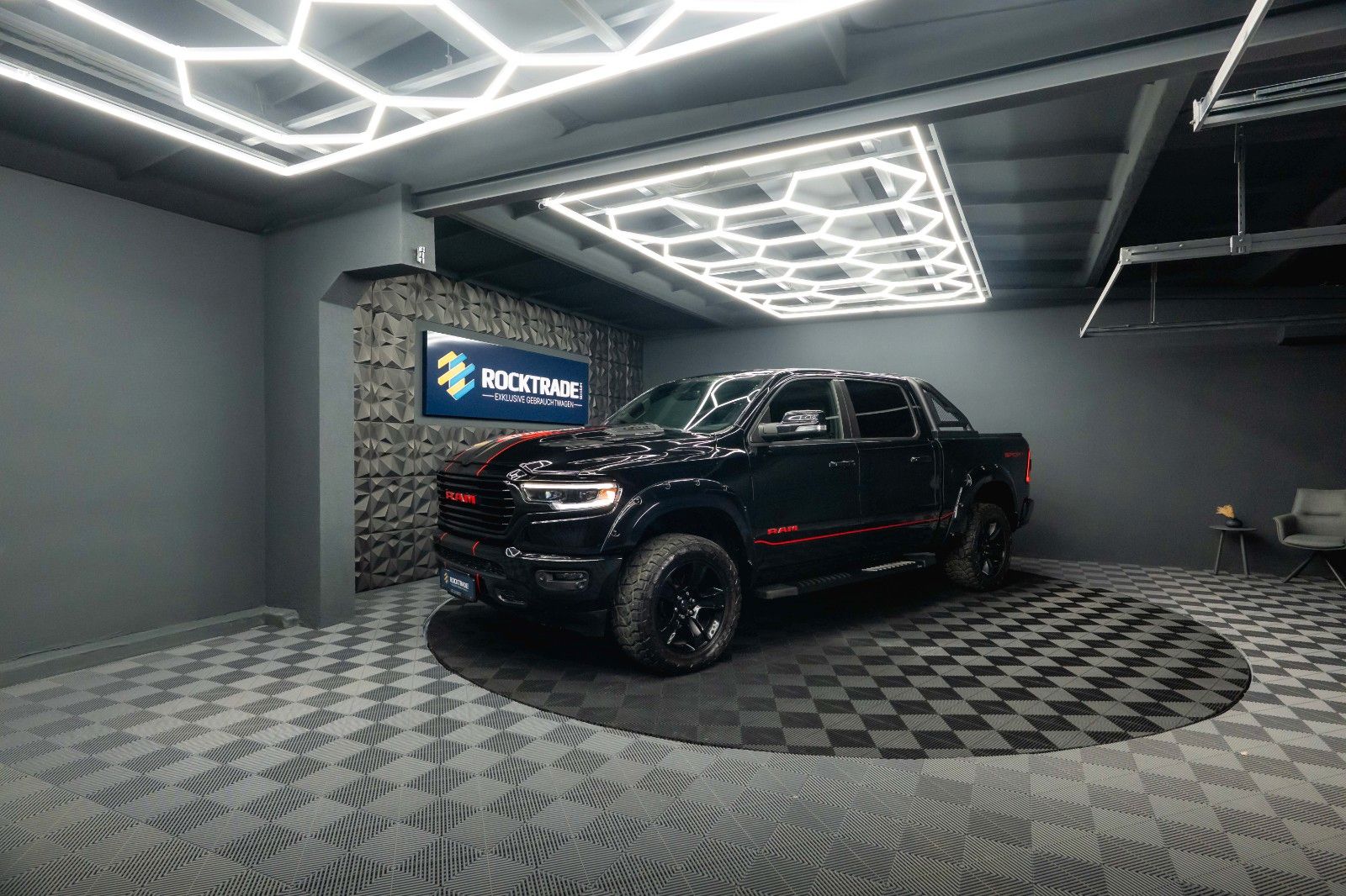 Fahrzeugabbildung Dodge RAM 5.7 V8 HEMI 4x4 OFFROAD Night-Paket Limited