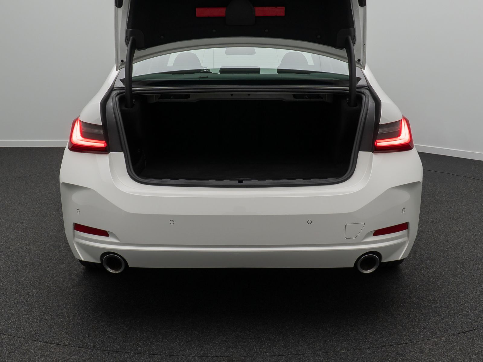 Fahrzeugabbildung BMW 330e GeschwindigReg PDC CockpitPlus DAB Sport