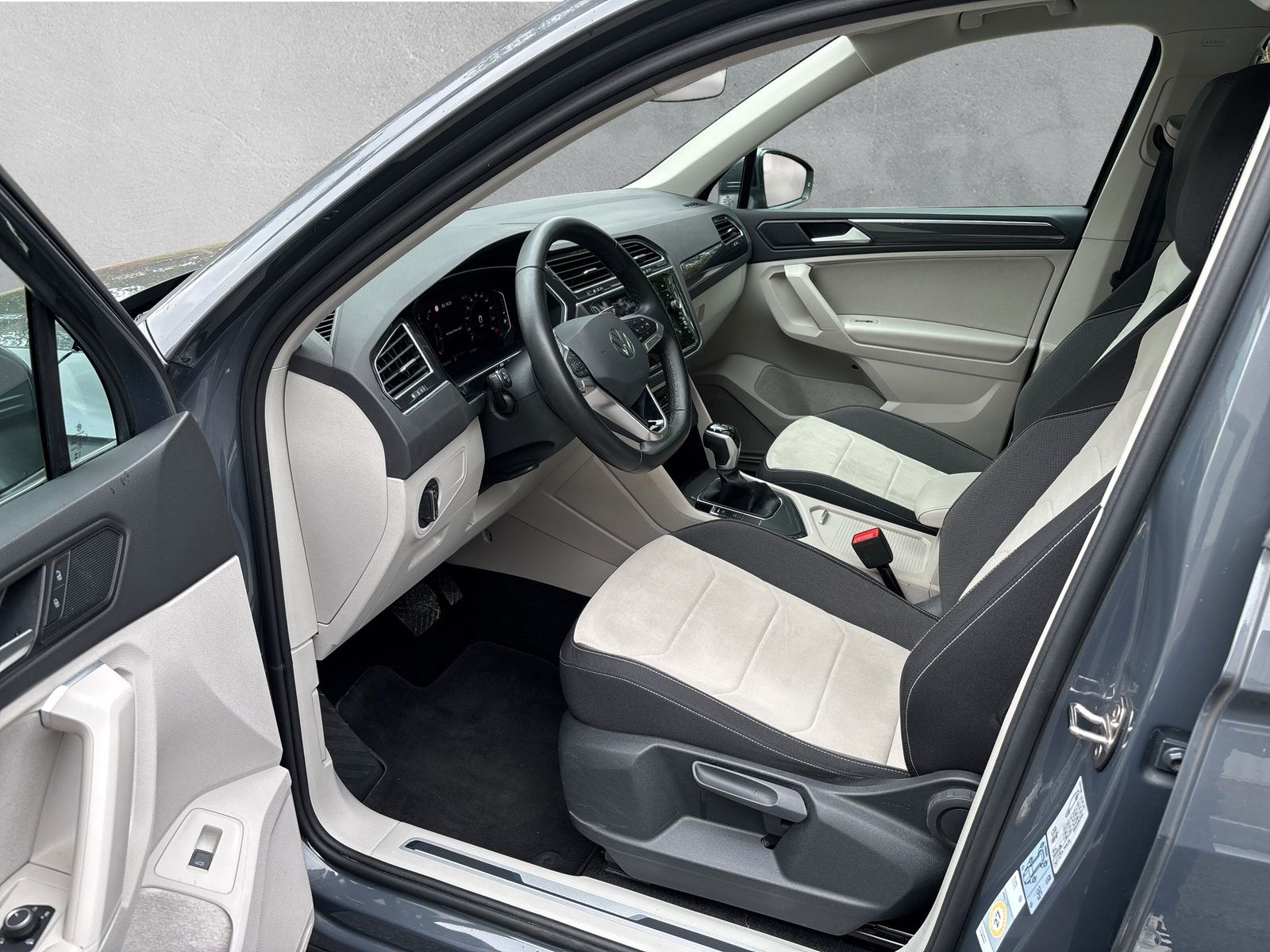Fahrzeugabbildung Volkswagen Tiguan 1.5 TSI Elegance AHK Kamera SHZ