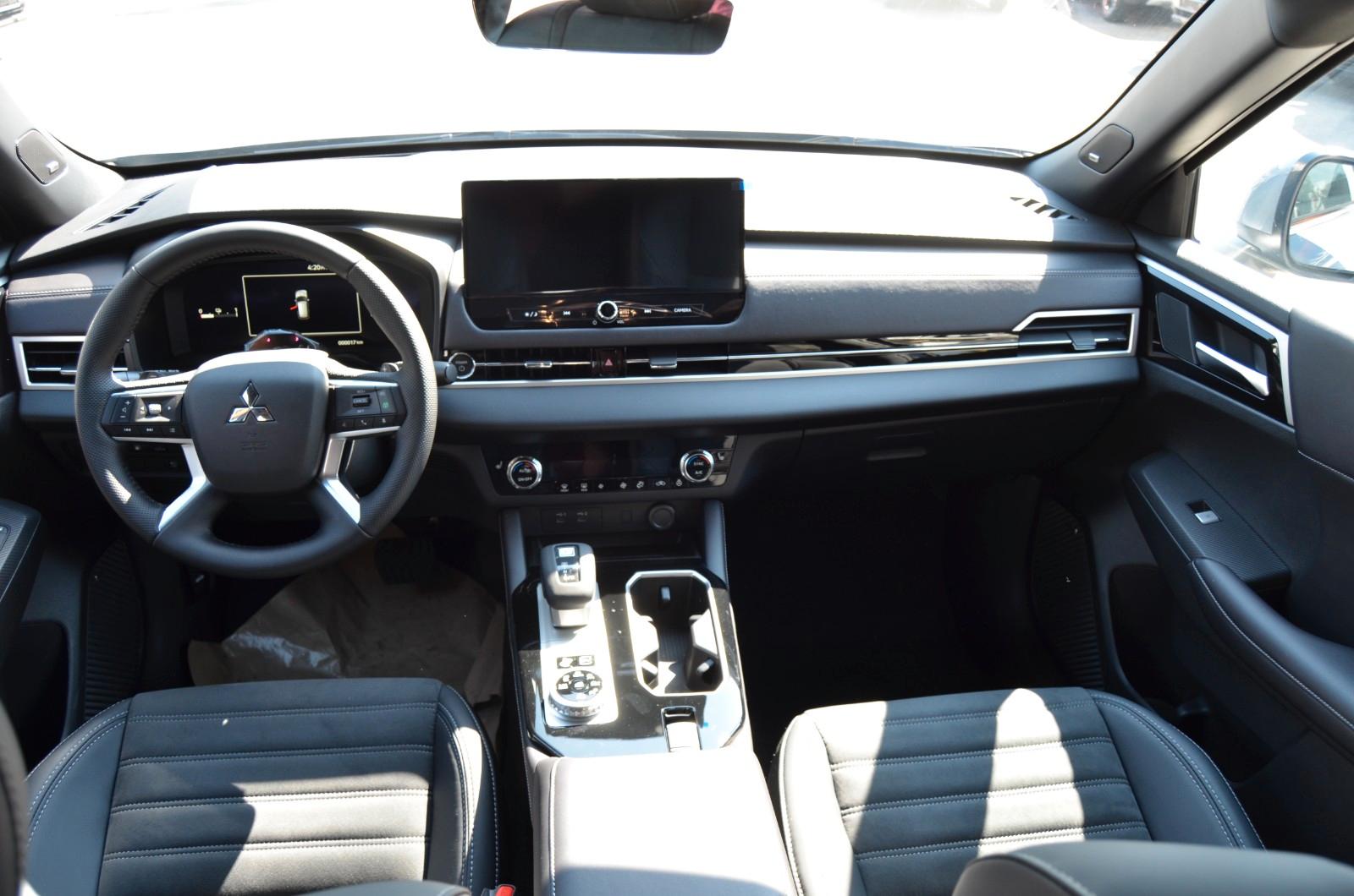 Mitsubishi Outlander 2.4 PHEV Select AT 4WD LED ele. Heck.