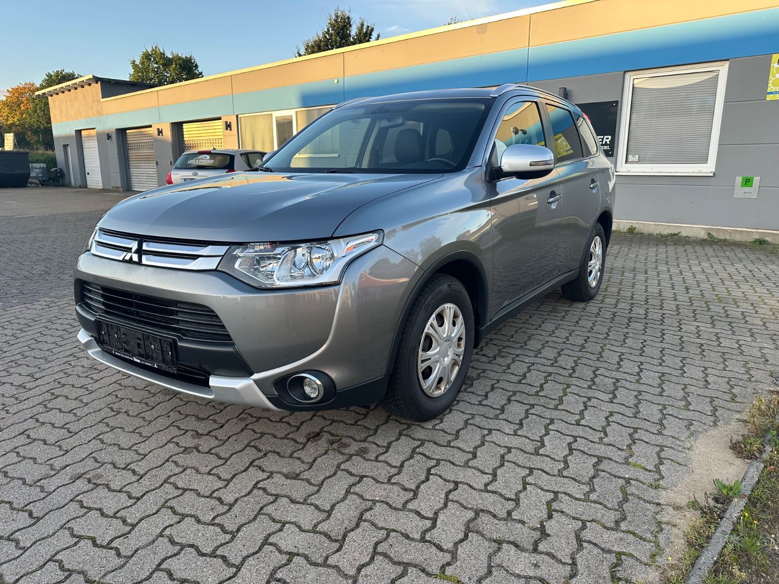 Mitsubishi Outlander - 1