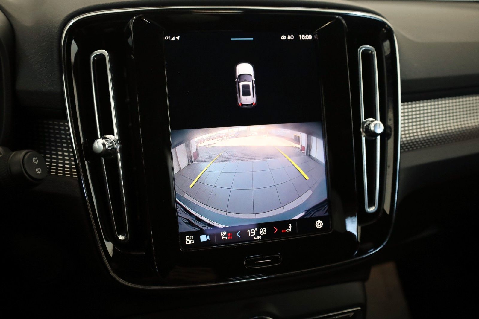 Fahrzeugabbildung Volvo XC40 Plus Recharge,T.Leder,Navi,LED,Kamera,SH