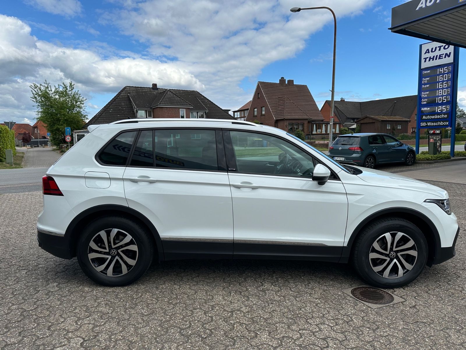 Fahrzeugabbildung Volkswagen Tiguan 2.0 TDI Active AHK/Navi/LED/SHZG/ACC