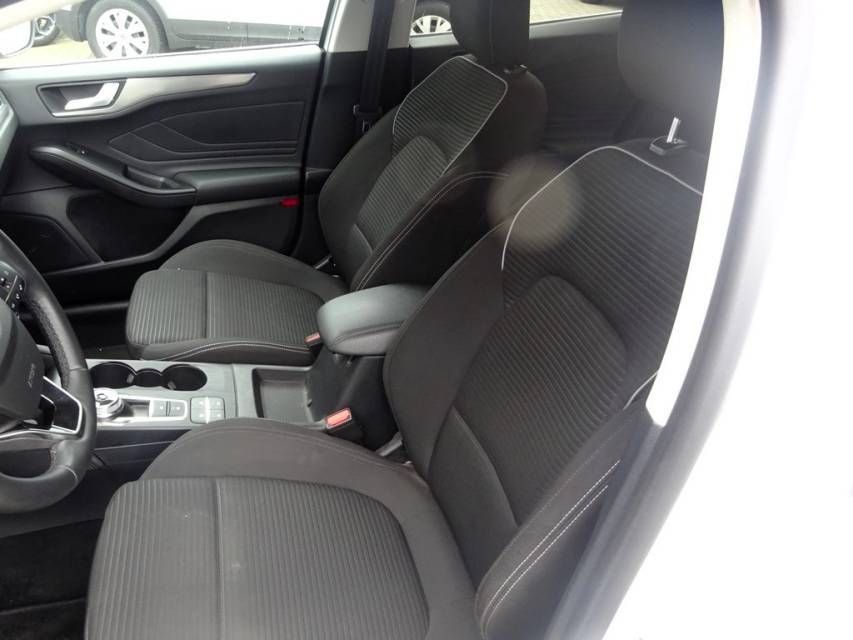 Fahrzeugabbildung Ford Focus Turnier 1.0 EcoBoost Automatik  Titanium