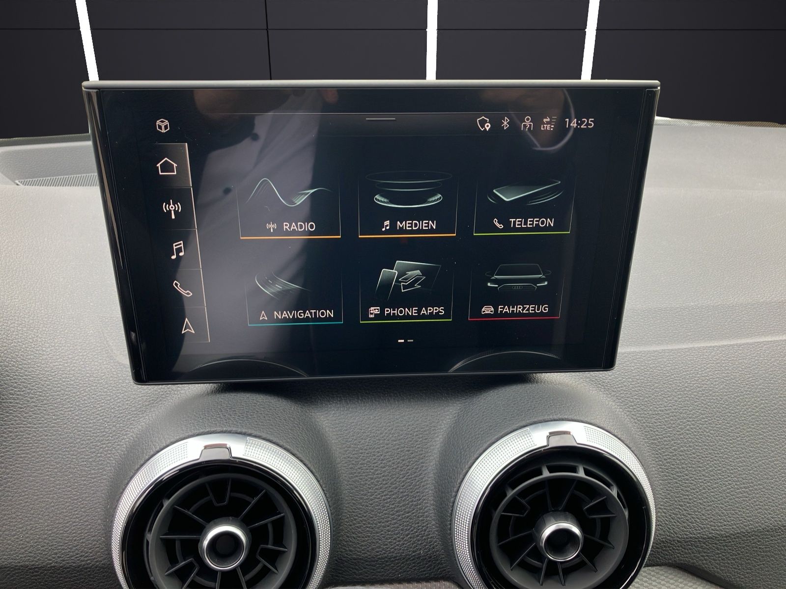 Fahrzeugabbildung Audi Q2 35 TFSI advanced S tronic Matrix Vorb. AHZV