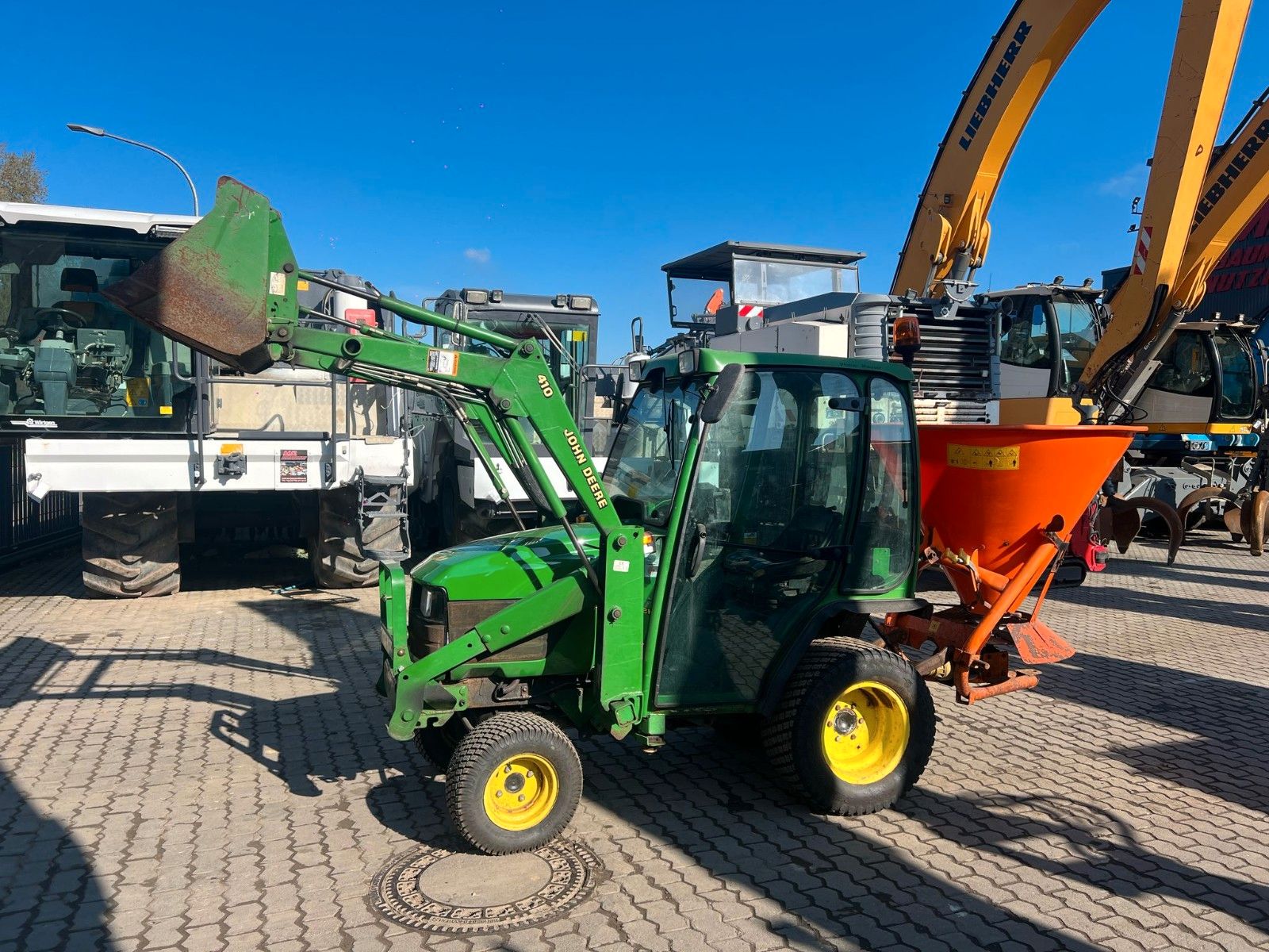 Fahrzeugabbildung John Deere 4010 / Allrad / Frontlader / Salzstreuer /