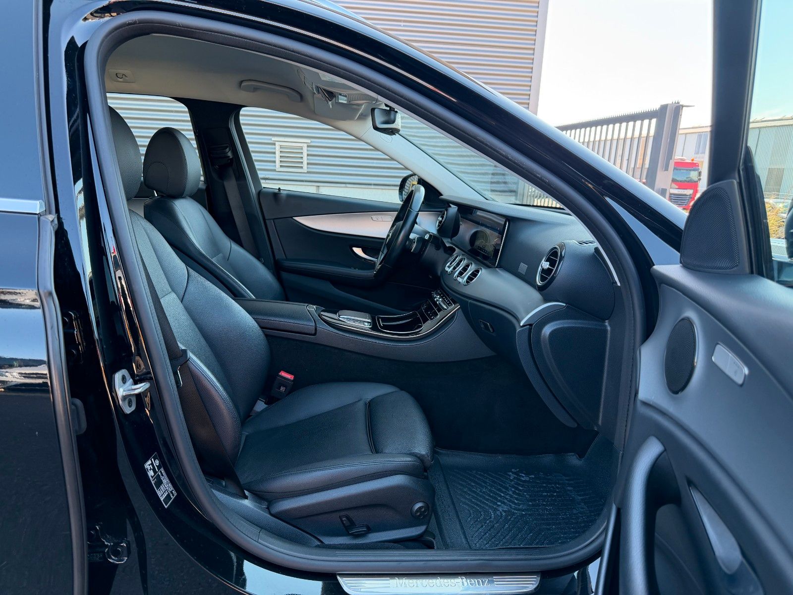 Fahrzeugabbildung Mercedes-Benz E 220d T Avantgarde+RKamera+Leder+Taxi