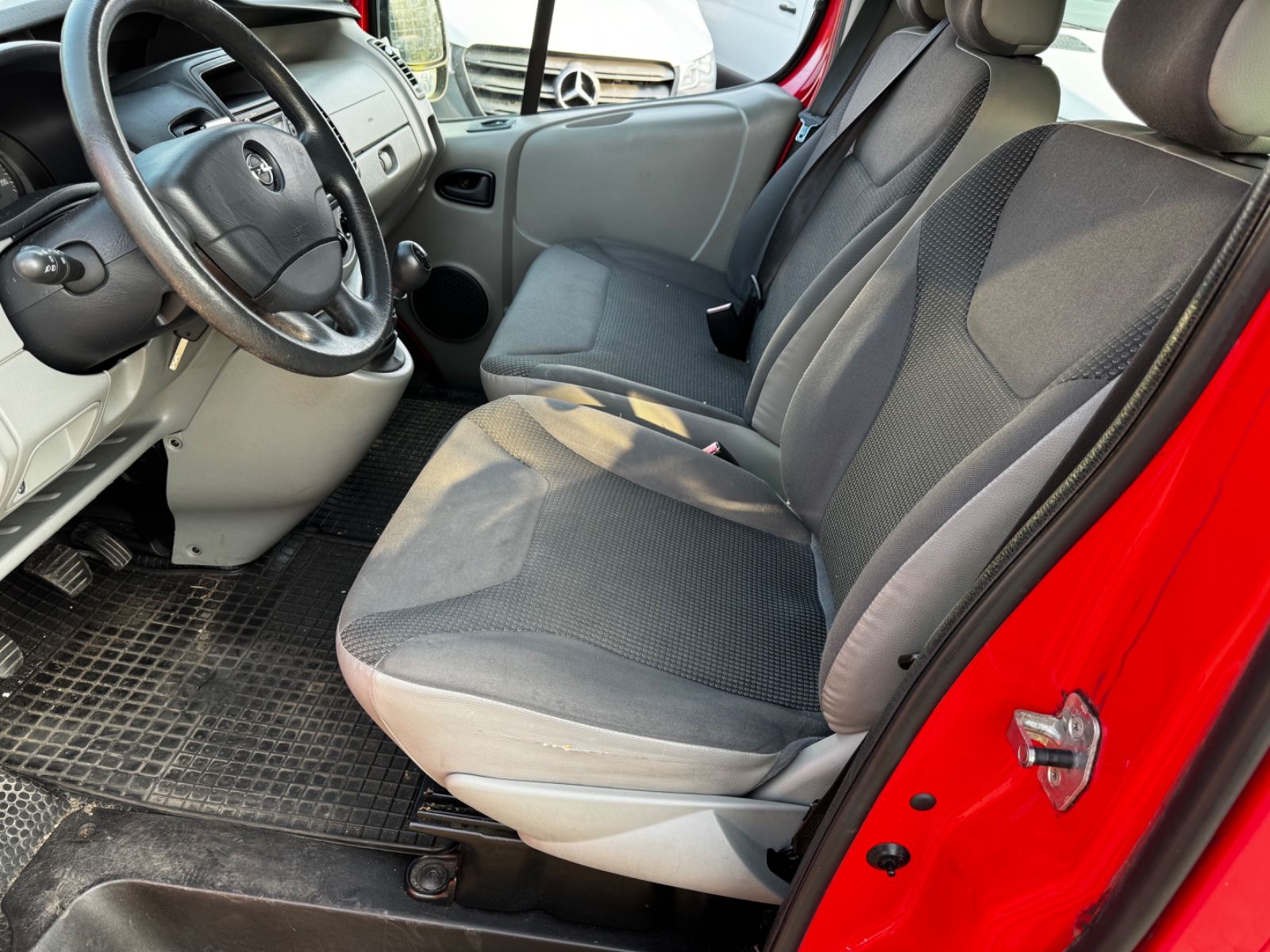 Fahrzeugabbildung Opel Vivaro Kombi Behindertengerecht *8058