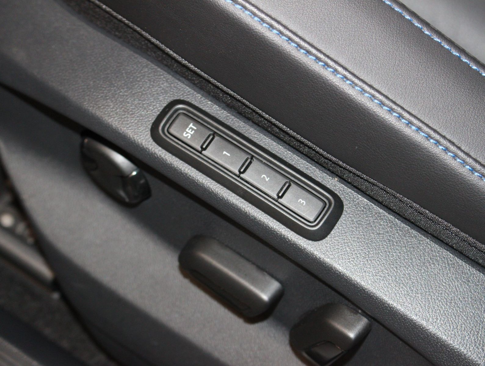 Fahrzeugabbildung Volkswagen T-Roc 2.0 TSI DSG 4MOTION R*NP 68k