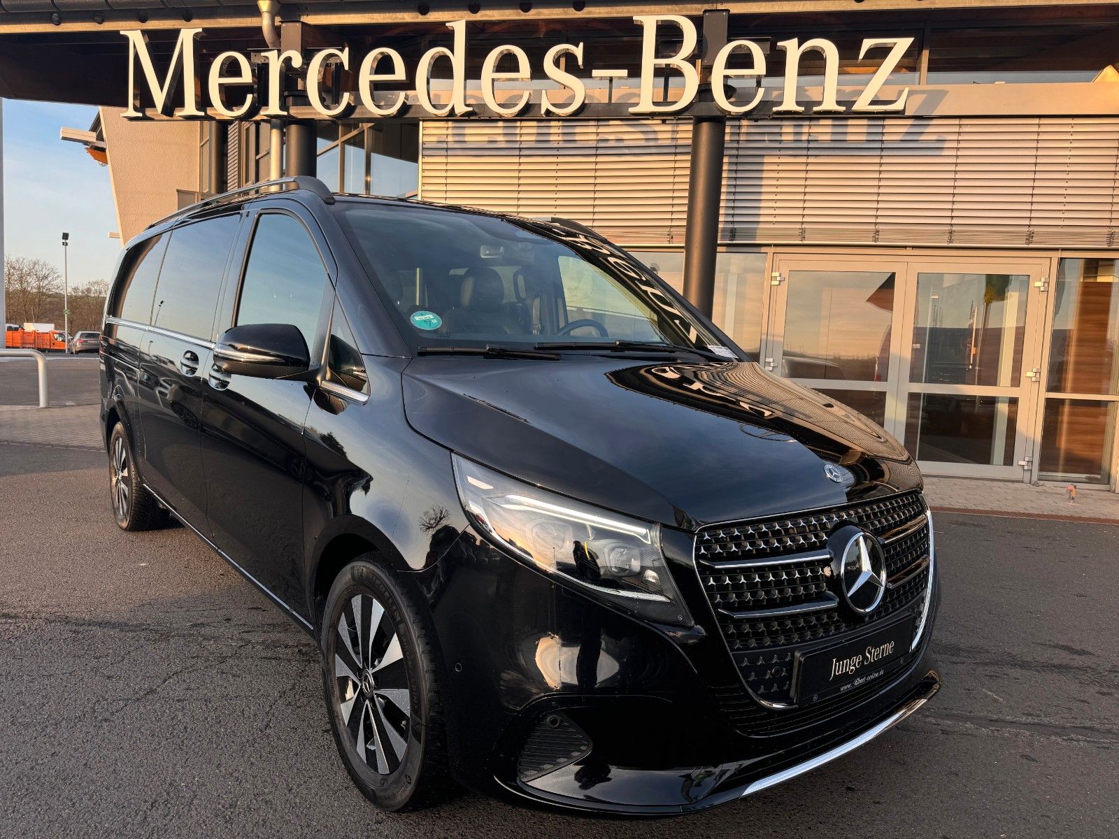 Fahrzeugabbildung Mercedes-Benz V 300 d AVA Extralang DISTRONIC Standheiz