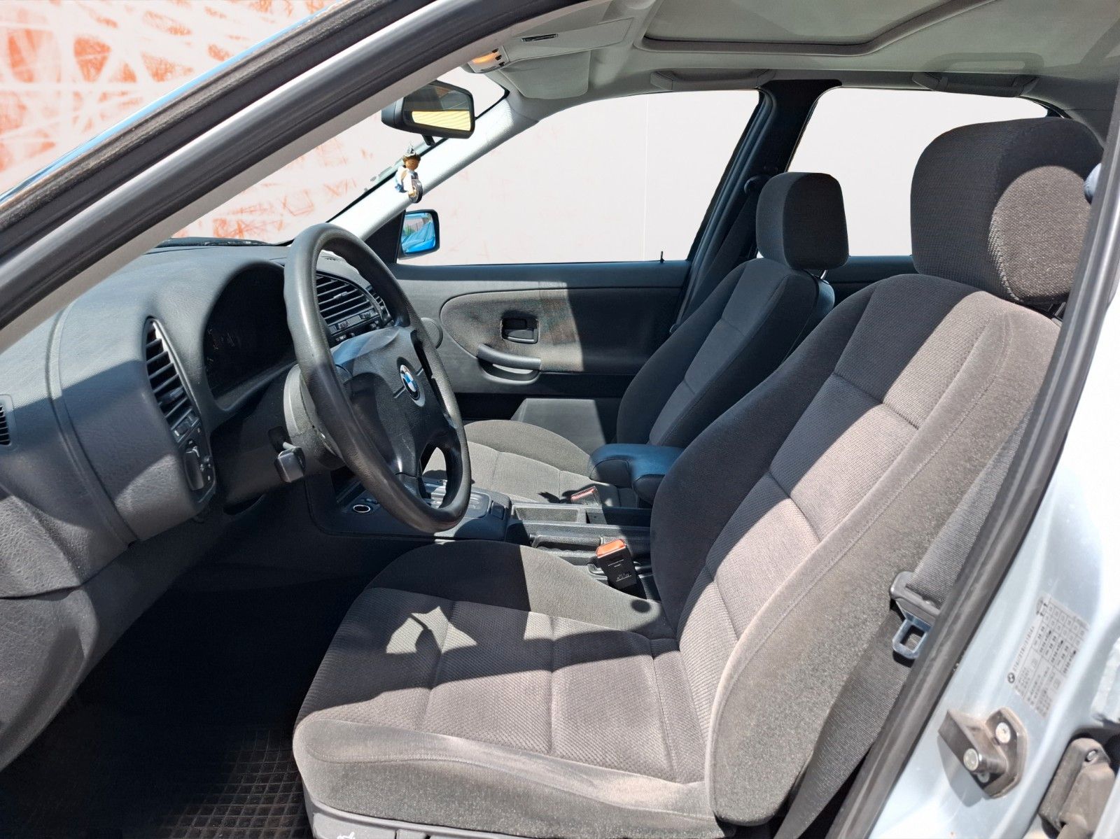 Fahrzeugabbildung BMW 318 ! Schiebedach ! SHZ ! PDC ! TÜV 05/26