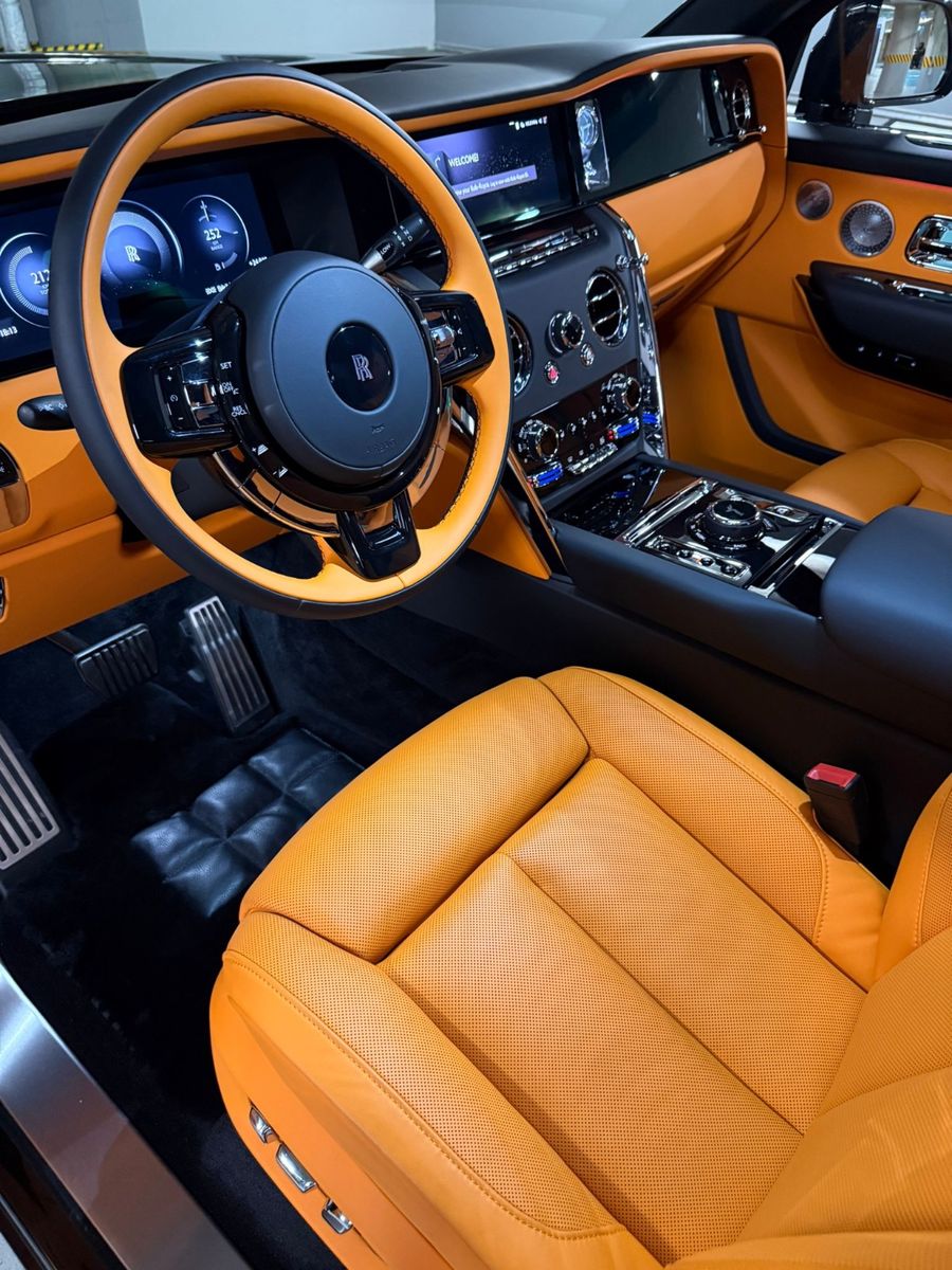 Fahrzeugabbildung Rolls-Royce Cullinan BLACK BADGE OPTIK/THEATER/BESPOKE AUDIO