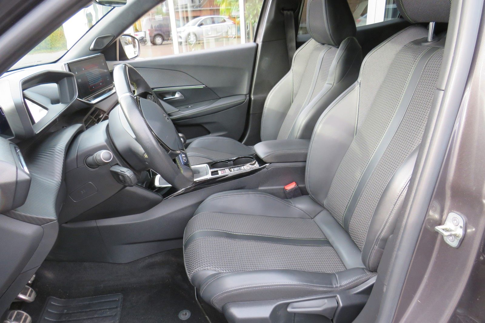 Fahrzeugabbildung Peugeot 2008 GT 1.2 PURETECH NAVI KAMERA PDC ACC 1.HAND