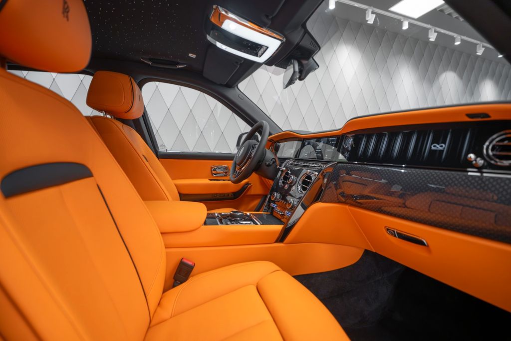 Cullinan BLACK BADGE 2026 BLACK/ORANGE FOOTREST - Bild 16