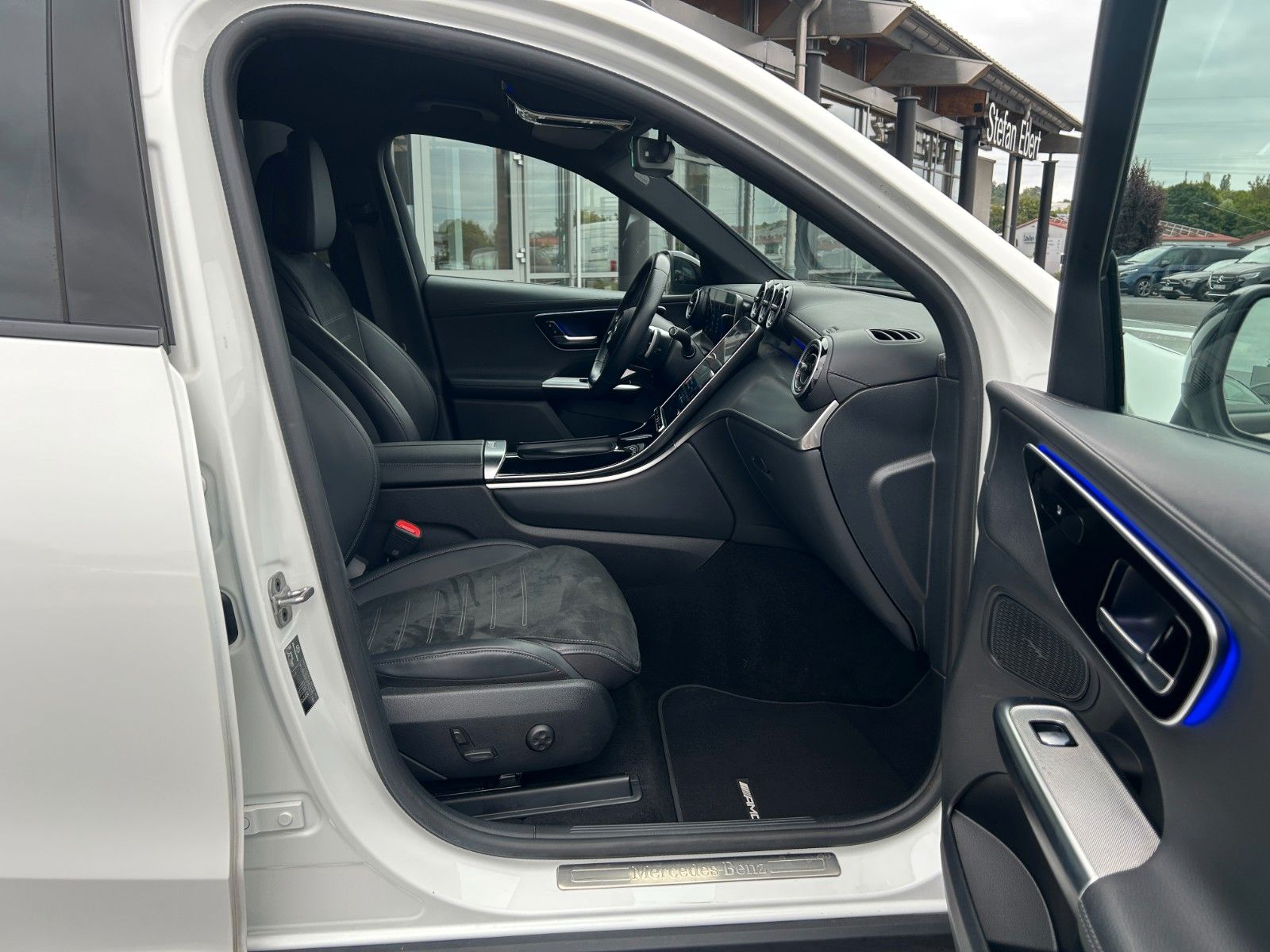 Fahrzeugabbildung Mercedes-Benz GLC 220d AMG+Night+RKamera+SportfahrW+AmbientePr