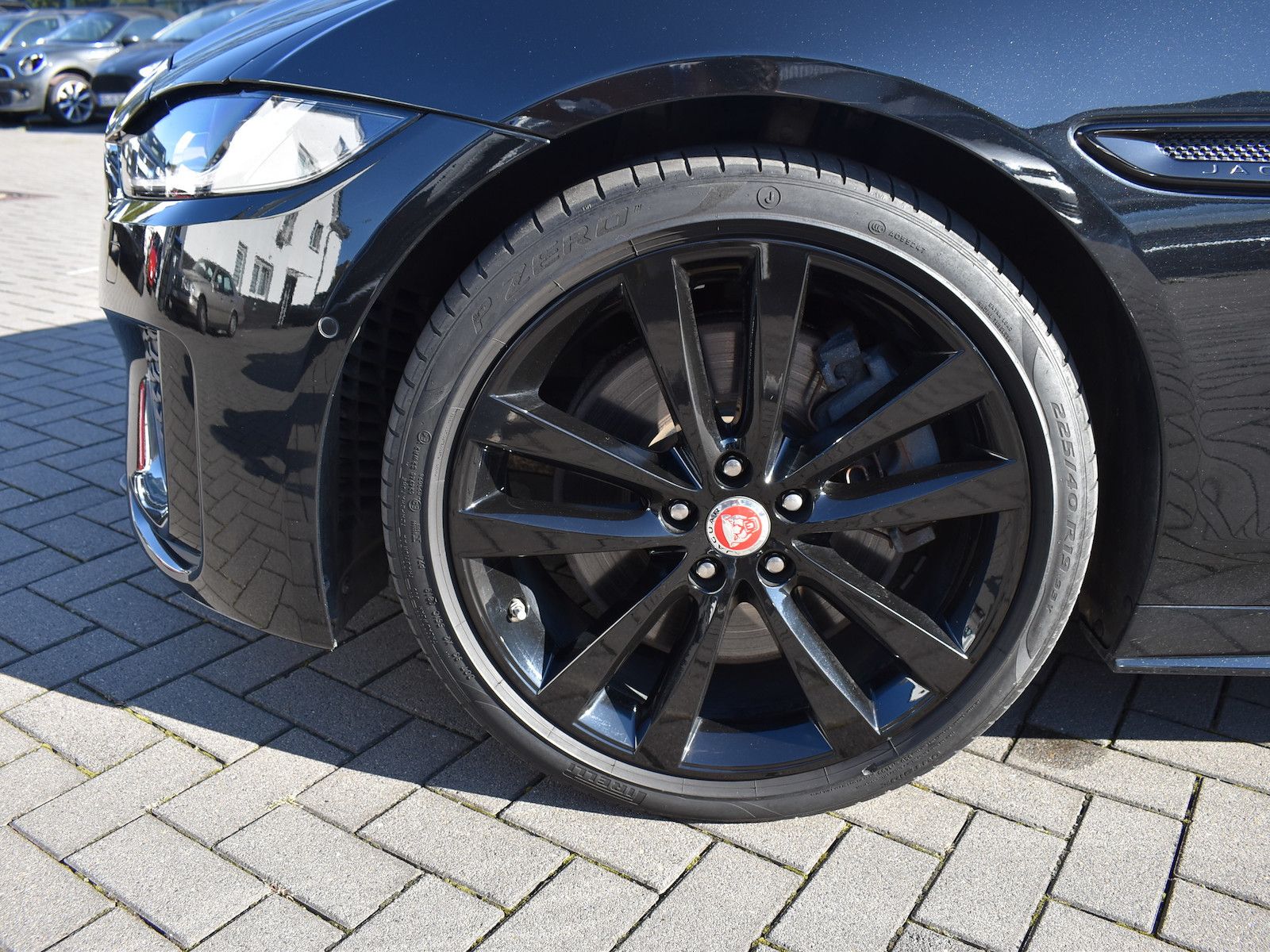 Fahrzeugabbildung Jaguar XE R-Dynamic SE BLACK PAK*LEDER*PANORAMA*KEYLESS