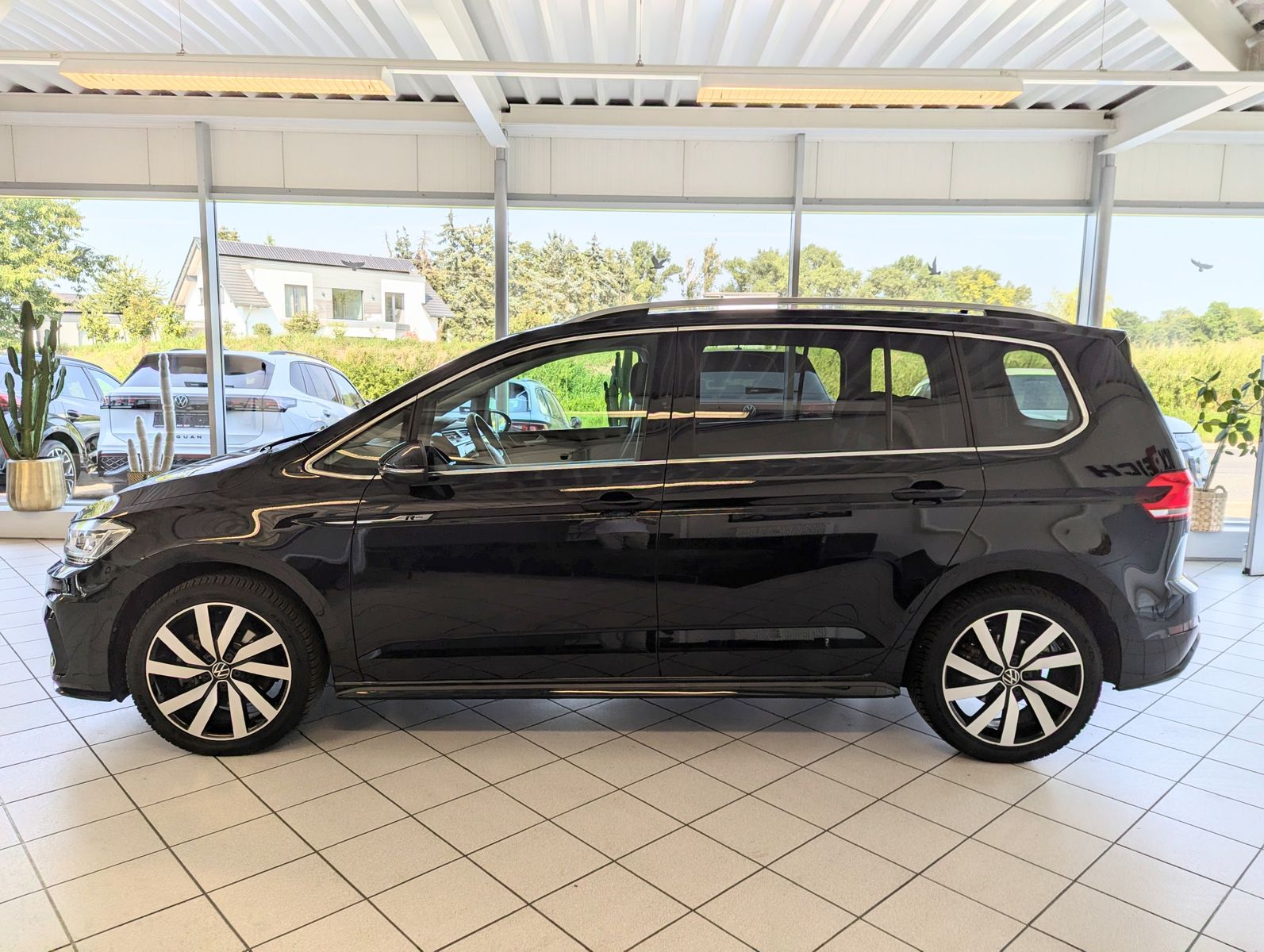VW Touran 1.5 TSI DSG R-Line High. 7-Sitze Pano AHK - Image 4