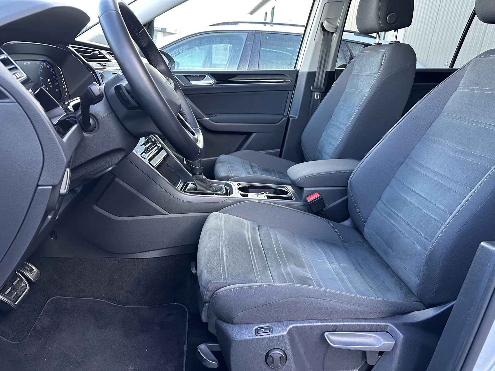 Fahrzeugabbildung Volkswagen Touran 2.0 TDI DSG Highline NAV+LED+AHK+PANO+ACC