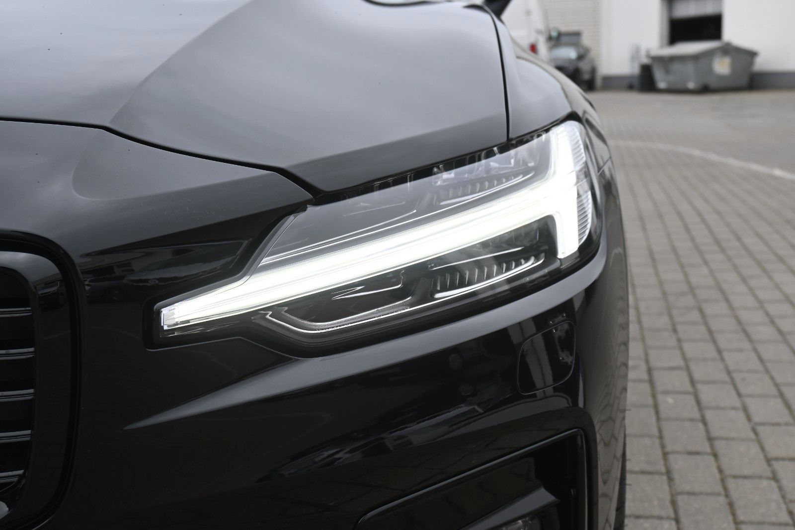 Fahrzeugabbildung Volvo V60 B4 DKG Ultra Dark*B&W*Massage*ACC*AHK*20"