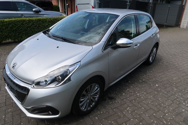 Peugeot 208 PureTech 110  Allure *Navi*Automatik 11200km