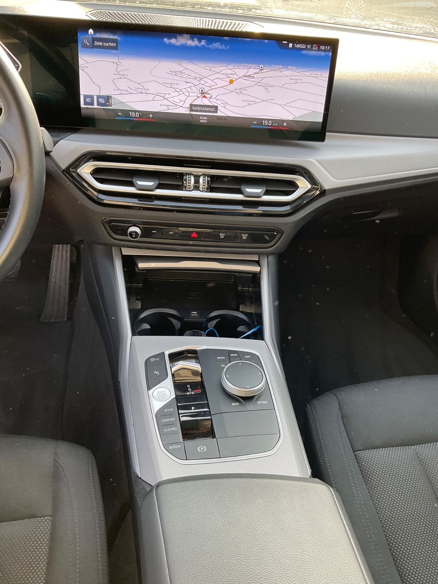 Fahrzeugabbildung BMW 318d Touring,AHK,Carplay,Sitzheizung,Isofix