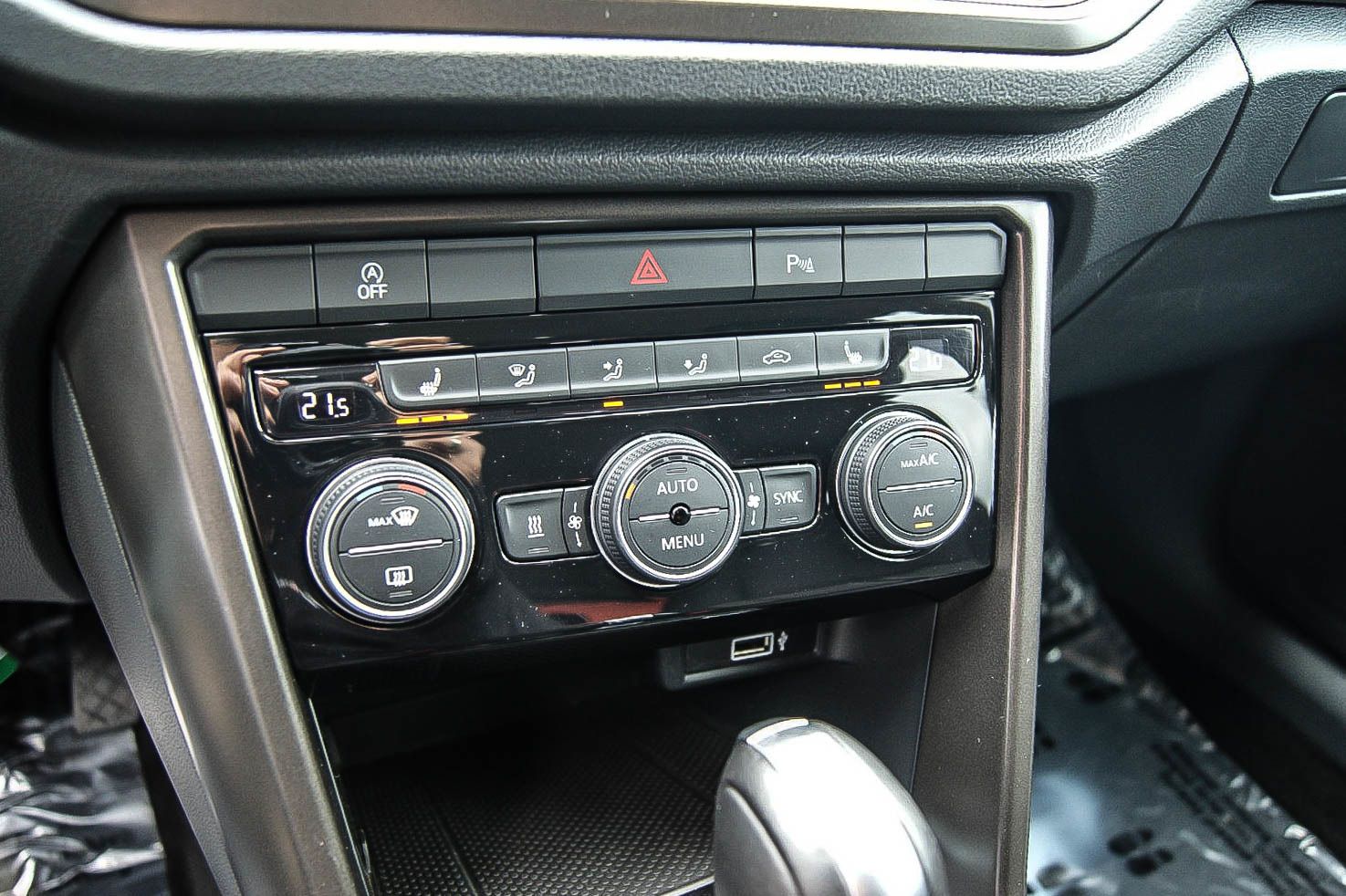 Fahrzeugabbildung Volkswagen T-Roc 15TSI DSG Style STHZG NAVI KAMERA 1HAND AC