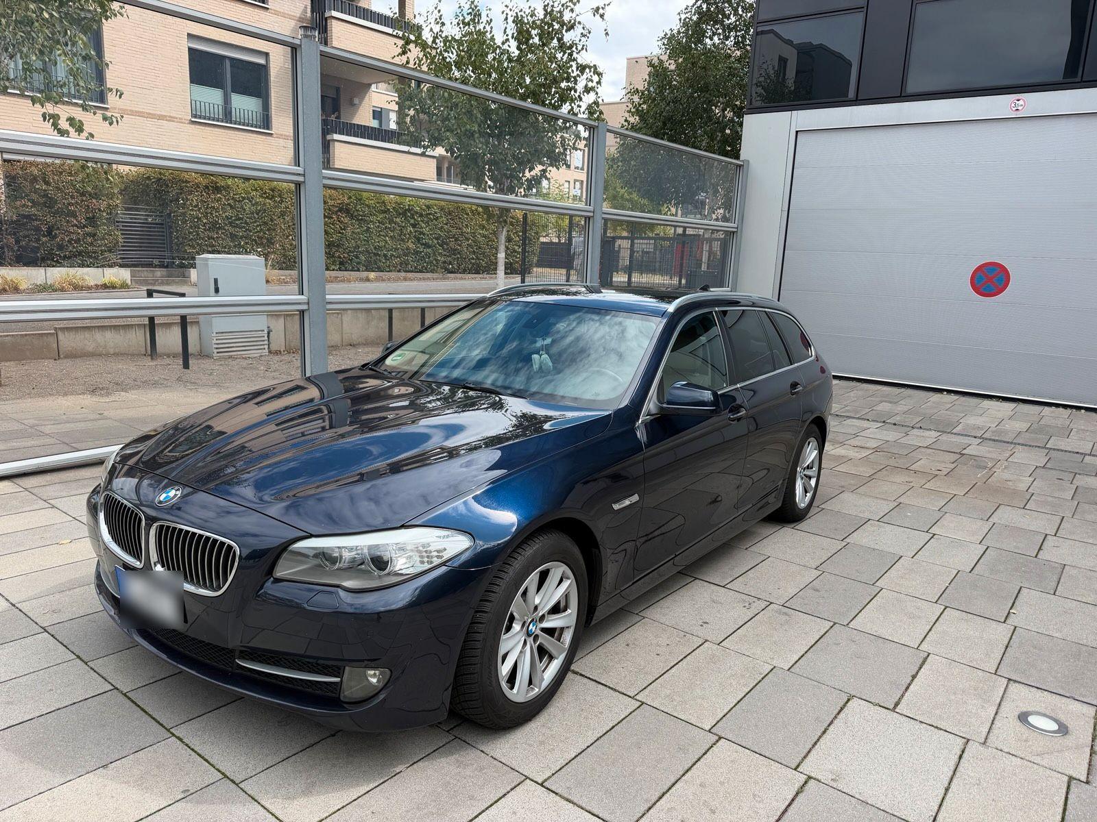BMW 520 2011 — rear view