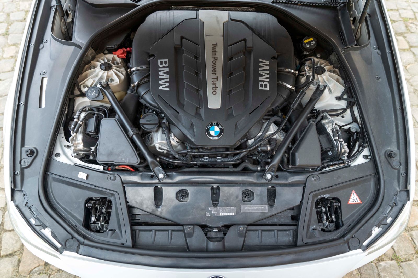 Fahrzeugabbildung BMW 550I M-SPORTPAKET HUD H&K LED KAM ACC