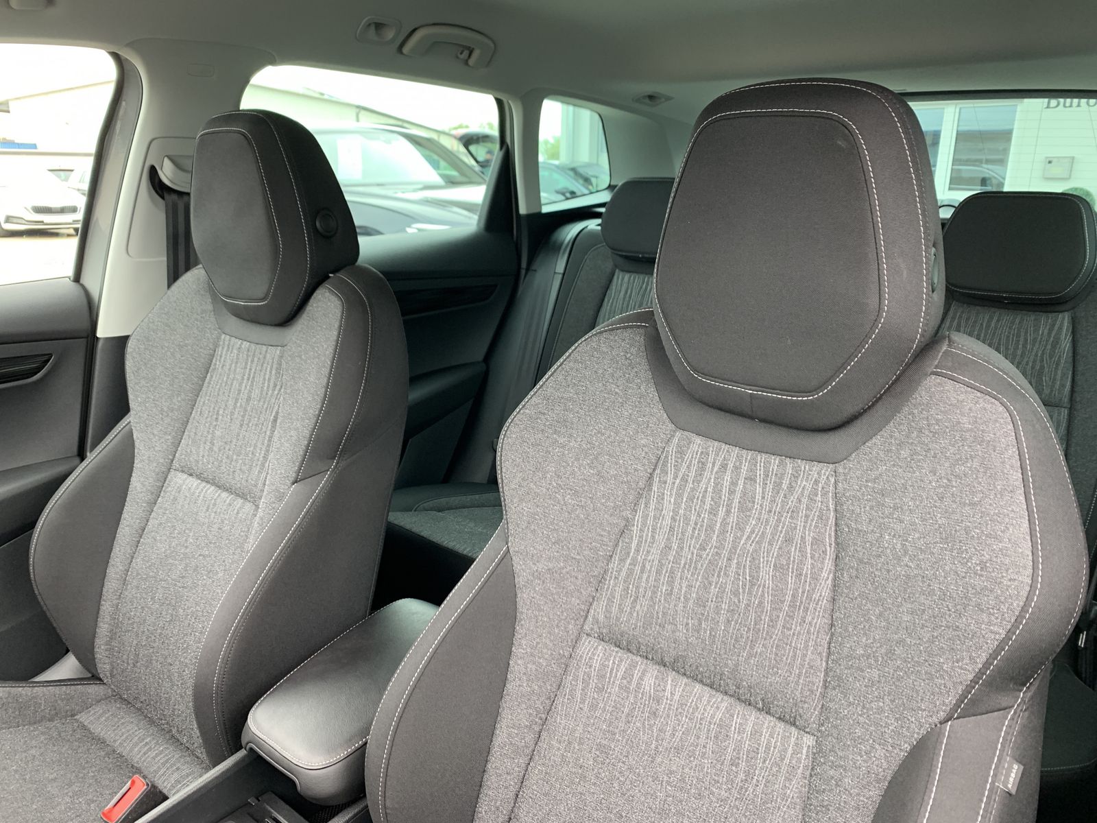 Fahrzeugabbildung SKODA Karoq 2.0 TDI*Style*4x4*LED*Cam*ACC*Navi*