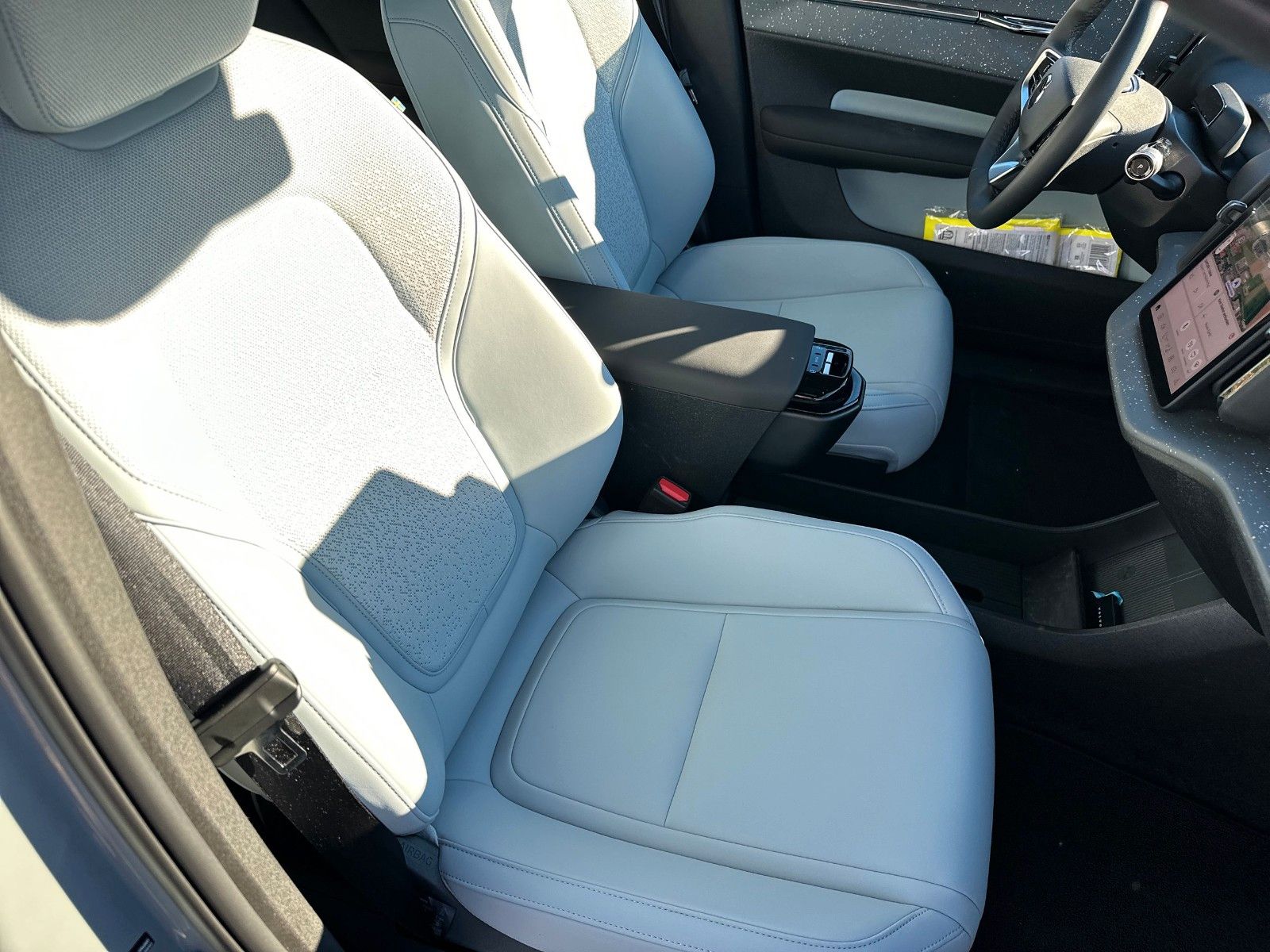 Fahrzeugabbildung Volvo EX30 Ultra Pure Electric Extenden Range "Pano"