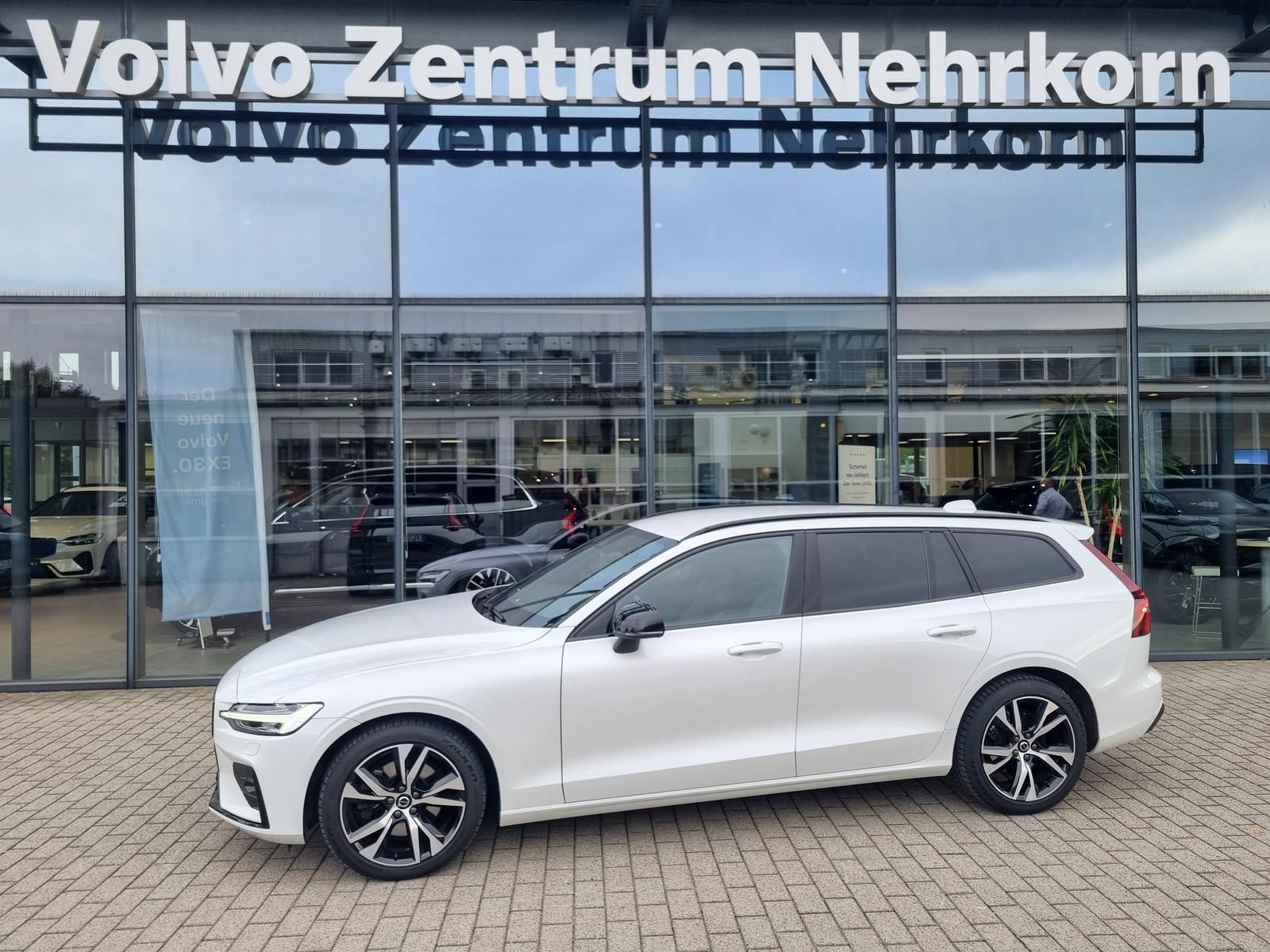 Fahrzeugabbildung Volvo V60 B4 Diesel Plus Dark 'Standheizung'
